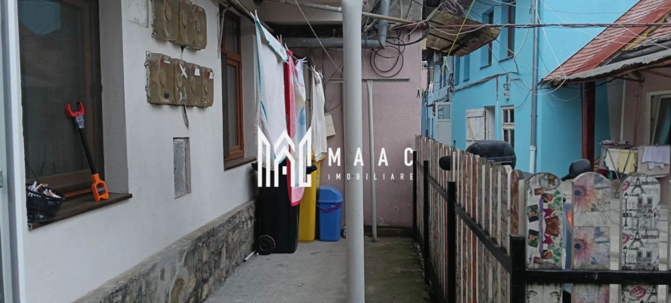 Casă | 120 MPU | 3 camere | Central - MAAC Imobiliare vă propune spre vânzare o casă mobilată, situată în zona străzii 9 Mai ,strategic pentru a oferi un acces rapid către Centrul Istoric, piața agro-alimentară Cibin, facultăți, școli și grădinițe, fiind o variantă potrivită pentru cei care vor sa fie aproape de punctele de interes ale orașului. Compartimentarea este pe parter și etaj, după cum urmează: Parter: Hol, living, bucătarie separată și baie. Etaj: Hol, pod , 2 dormitoare si baie. Podul este mansardabil, putând fi amenajat ca spațiu de locuit suplimentar. Puncte de reper in apropiere: Strada 9 Mai Piața Cibin Centrul vechi la mică distanță de mers pe jos La câțiva pași , stație de autobuz Caracteristici: 120 mp utili Curte comună, dar vecini liniștiți ,o mică parte de curte cu gard proprie aprox.20 mp, unde se poate lua în considerare o mică terasă, și spațiu depozitare în spate îngrădit aprox.30 m,pentru: depozitare,loc de joacă copii mic, sau pentru animale precum cățeluși etc. 2 băi Izolație exterioară Construcție cărămidă Achiziția se poate face prin credit bancar sau din surse proprii. Pentru mai multe detalii sau pentru a programa o vizionare, contactați-ne și specificați codul proprietății ID : CP2997124 }}