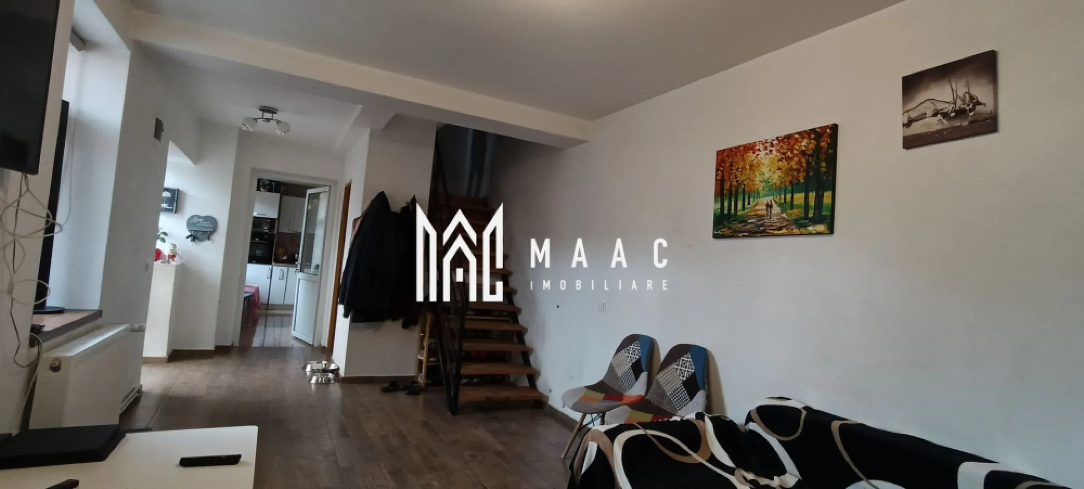 Casă | 120 MPU | 3 camere | Central - MAAC Imobiliare vă propune spre vânzare o casă mobilată, situată în zona străzii 9 Mai ,strategic pentru a oferi un acces rapid către Centrul Istoric, piața agro-alimentară Cibin, facultăți, școli și grădinițe, fiind o variantă potrivită pentru cei care vor sa fie aproape de punctele de interes ale orașului. Compartimentarea este pe parter și etaj, după cum urmează: Parter: Hol, living, bucătarie separată și baie. Etaj: Hol, pod , 2 dormitoare si baie. Podul este mansardabil, putând fi amenajat ca spațiu de locuit suplimentar. Puncte de reper in apropiere: Strada 9 Mai Piața Cibin Centrul vechi la mică distanță de mers pe jos La câțiva pași , stație de autobuz Caracteristici: 120 mp utili Curte comună, dar vecini liniștiți ,o mică parte de curte cu gard proprie aprox.20 mp, unde se poate lua în considerare o mică terasă, și spațiu depozitare în spate îngrădit aprox.30 m,pentru: depozitare,loc de joacă copii mic, sau pentru animale precum cățeluși etc. 2 băi Izolație exterioară Construcție cărămidă Achiziția se poate face prin credit bancar sau din surse proprii. Pentru mai multe detalii sau pentru a programa o vizionare, contactați-ne și specificați codul proprietății ID : CP2997124 }}