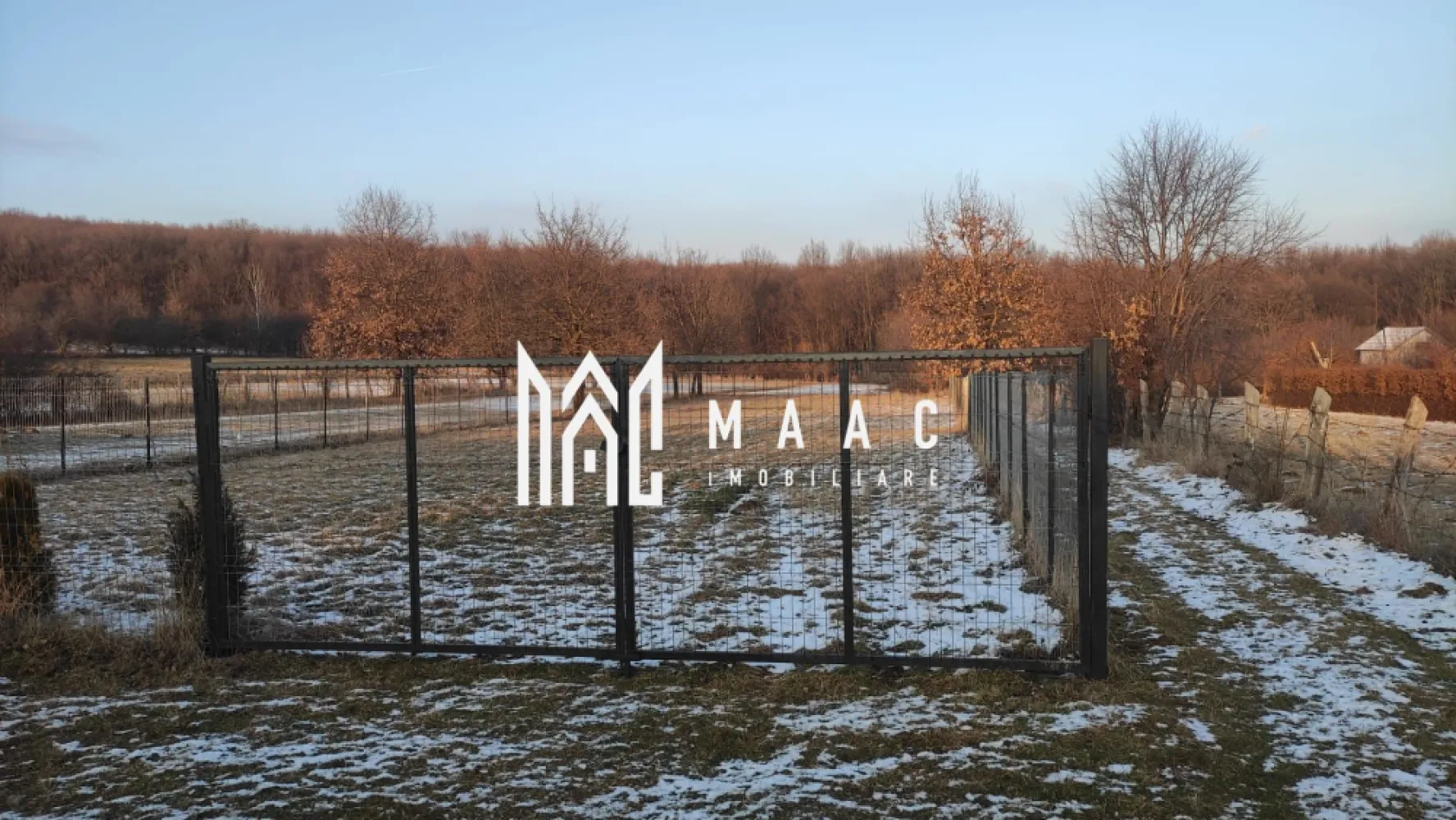 Teren intravilan 1079 mp zona Tropinii Noi Sibiu - MAAC Imobiliare vă propune spre vânzare un teren intravilan cu suprafața de 1079 mp, situat în zona Tropinii Noi din Rășinari, o locație apreciată pentru liniște, aer curat și apropierea de natură. Proprietatea este poziționată în intravilanul Sibiului și beneficiază de o deschidere de 15 ml, fiind deja îngrădită, aspect ce oferă un plus de siguranță și delimitare clară a proprietății. Terenul se află într-o zonă retrasă și liniștită, ideală pentru construcția unei locuințe, având în proximitate pădurea și oferind o priveliște deosebită către munți. Amplasarea sa îmbină perfect accesul facil către oraș cu avantajele unui cadru natural, fiind potrivit atât pentru investiție, cât și pentru dezvoltarea unei locuințe personale. Pentru mai multe detalii, vă rugăm să menționați CP3008959 la telefon. }}