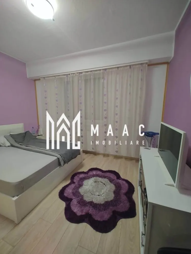 Apartament 2 Camere I Decomandat I Etaj 3 I Mihai Viteazu - Maac Imobiliare vă propune spre vânzare un apartament de 2 camere decomandat, situat la etajul 3/17 al unui imobil din Selimbar, zona Mihai Viteazu - in apropiere de Lidl. Apartamentul este extrem de spațios și include hol de intrare, living generos, dormitor confortabil, bucătărie separată, baie dotata cu cada și un balcon spațios. Aferente: loc de parcare. Imobilul a fost recent renovat și se prezintă în stare excelentă, fiind gata de locuit. Apartamentul este luminos, aerisit și oferă un mediu plăcut și confortabil. Zona beneficiază de acces ușor la mijloacele de transport în comun și se află în apropierea diverselor magazine și restaurante, iar apropierea de Lidl și de centrul orașului adaugă un plus de confort și comoditate. Disponibil imediat! Pentru mai multe informații sau pentru a stabili o vizionare, nu ezitați să ne contactați, specificând ID: CP3008669 }}