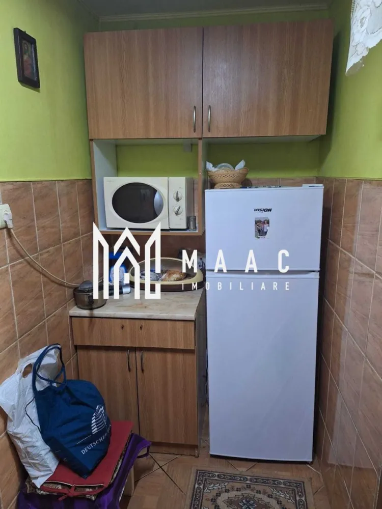 Garsonieră I Ideal investiție | Lazaret - Maac Imobiliare prezintă o garsonieră cochetă, situată într-o zonă liniștită, ideală atât pentru locuit, cât și pentru investiție. Proprietatea dispune de o compartimentare practică și oferă confortul necesar unei persoane sau unui cuplu, fiind totodată o alegere excelentă pentru închiriere imediată. Compartimentare: Cameră luminoasă Bucătărie separată Baie proprie (situată în afara camerei) Detalii principale: Suprafață utilă: aproximativ 19–21 mp Etaj: 4 Bloc curat și bine întreținut Dotări și avantaje: Se vinde mobilată și utilată (conform fotografiilor) Aragaz, frigider, mașină de spălat Geamuri termopan Ușă metalică la intrare Încălzire cu convector pe gaz Luminozitate ridicată Localizare: Imobilul este situat în cartierul Ipaș, o zonă liniștită, cu acces facil către magazine, mijloace de transport și alte puncte de interes. Proprietatea reprezintă o oportunitate foarte bună pentru investiție, având potențial de închiriere imediată, dar și pentru locuință proprie. Pentru mai multe detalii, precizați telefonic că ați văzut anunțul cu ID: CP3007238. }}