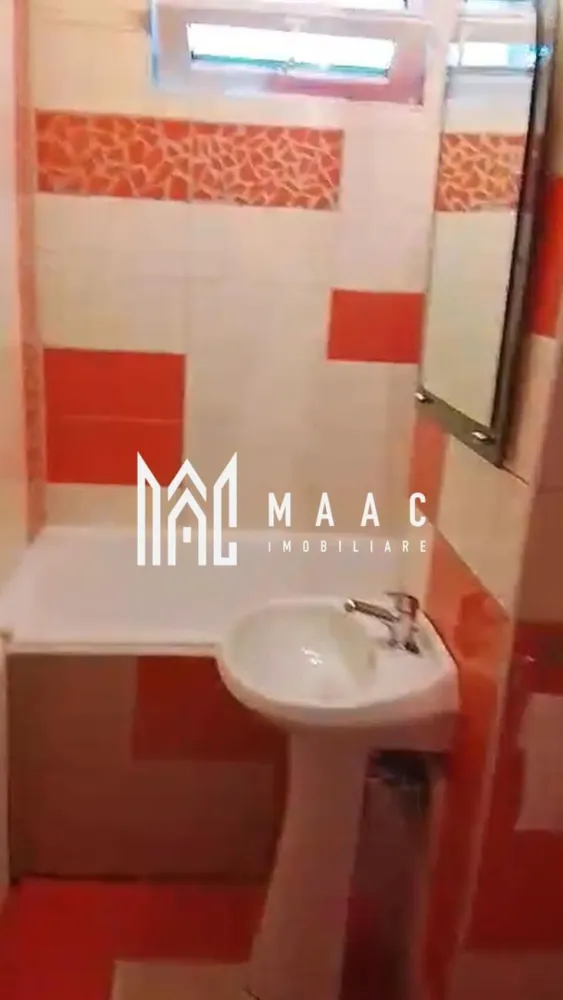 Apartament 3 Camere I Etaj 1 I Renovat I Zona Rahovei - Se oferă spre vânzare un apartament cu 3 camere, situat în cartierul Rahovei, o zonă apreciată pentru accesibilitate și facilități. Detalii principale: compartimentare: semidecomandată etaj: 1 din 4 balcon nemobilat și neutilat disponibil imediat Compartimentare: living 2 dormitoare bucătărie baie cu geam de aerisire hol Avantaje: poziționare foarte bună, aproape de magazine, școli și transport public etaj intermediar – ideal pentru confort posibilitate de amenajare după propriul gust potrivit atât pentru locuință, cât și pentru investiție Luminos și bine compartimentat Mutare imediată Oportunitate bună într-o zonă căutată Pentru informati si vizionari: CP3006585 }}