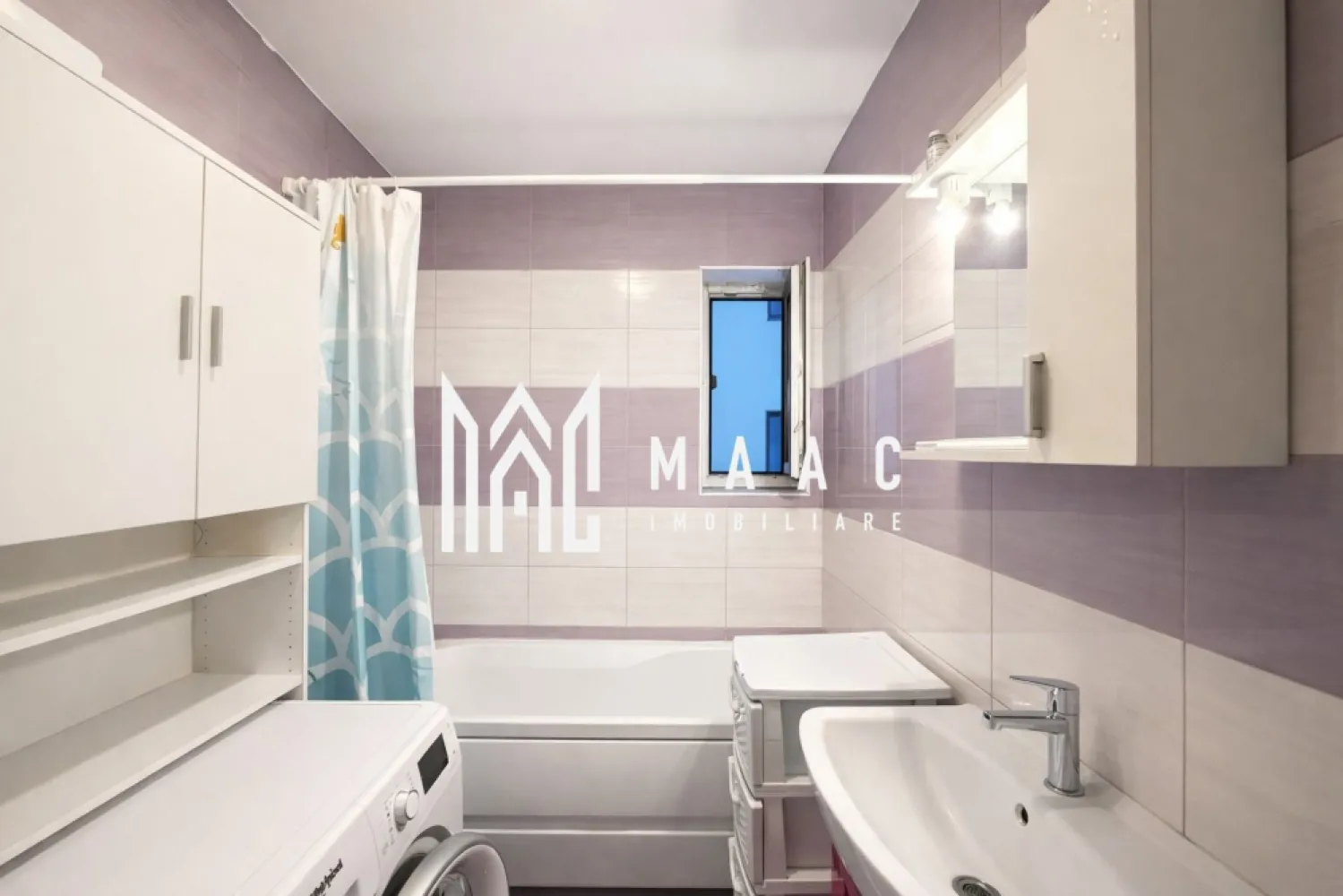 Apartament 3 camere | 2 balcoane | Etaj 2 | 52,2 mp | Arhitecților - Maac Imobiliare prezintă un apartament modern, bine compartimentat și luminos, situat la etajul 2 din 3, în Cartierul Arhitecților – o zonă liniștită, ideală pentru un stil de viață confortabil. Locuința are o suprafață utilă de 52,2 mp și este compartimentată practic, astfel: living cu bucătărie open space 2 dormitoare baie cu geam hol spațios 2 balcoane, ideale pentru relaxare Apartamentul se vinde complet mobilat și utilat, fiind pregătit pentru mutare imediată. În plus, proprietatea beneficiază de: loc de parcare privat acces facil la stații de autobuz magazine și farmacie în apropiere Datorită compartimentării eficiente și poziționării într-o zonă liniștită, apartamentul este ideal pentru familii sau pentru investiție. Pentru mai multe detalii sau pentru a programa o vizionare, vă rugăm să ne contactați specificând ID: CP2996157. }}