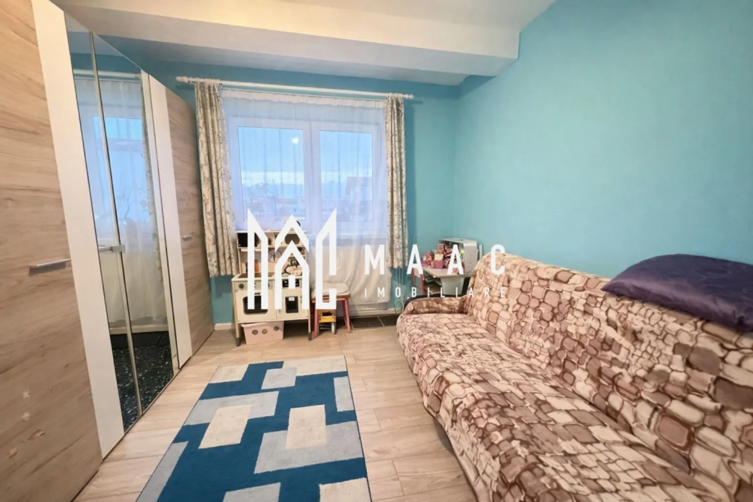 Apartament 3 camere | 2 balcoane | Etaj 2 | 52,2 mp | Arhitecților - Maac Imobiliare prezintă un apartament modern, bine compartimentat și luminos, situat la etajul 2 din 3, în Cartierul Arhitecților – o zonă liniștită, ideală pentru un stil de viață confortabil. Locuința are o suprafață utilă de 52,2 mp și este compartimentată practic, astfel: living cu bucătărie open space 2 dormitoare baie cu geam hol spațios 2 balcoane, ideale pentru relaxare Apartamentul se vinde complet mobilat și utilat, fiind pregătit pentru mutare imediată. În plus, proprietatea beneficiază de: loc de parcare privat acces facil la stații de autobuz magazine și farmacie în apropiere Datorită compartimentării eficiente și poziționării într-o zonă liniștită, apartamentul este ideal pentru familii sau pentru investiție. Pentru mai multe detalii sau pentru a programa o vizionare, vă rugăm să ne contactați specificând ID: CP2996157. }}