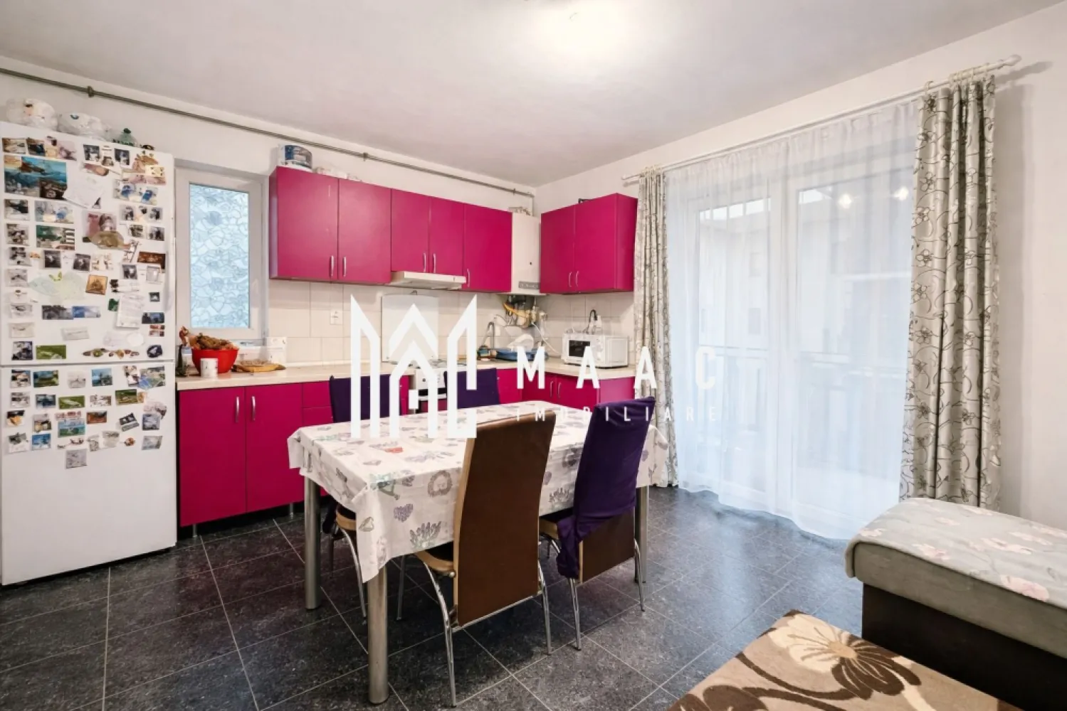 Apartament 3 camere | 2 balcoane | Etaj 2 | 52,2 mp | Arhitecților - Maac Imobiliare prezintă un apartament modern, bine compartimentat și luminos, situat la etajul 2 din 3, în Cartierul Arhitecților – o zonă liniștită, ideală pentru un stil de viață confortabil. Locuința are o suprafață utilă de 52,2 mp și este compartimentată practic, astfel: living cu bucătărie open space 2 dormitoare baie cu geam hol spațios 2 balcoane, ideale pentru relaxare Apartamentul se vinde complet mobilat și utilat, fiind pregătit pentru mutare imediată. În plus, proprietatea beneficiază de: loc de parcare privat acces facil la stații de autobuz magazine și farmacie în apropiere Datorită compartimentării eficiente și poziționării într-o zonă liniștită, apartamentul este ideal pentru familii sau pentru investiție. Pentru mai multe detalii sau pentru a programa o vizionare, vă rugăm să ne contactați specificând ID: CP2996157. }}