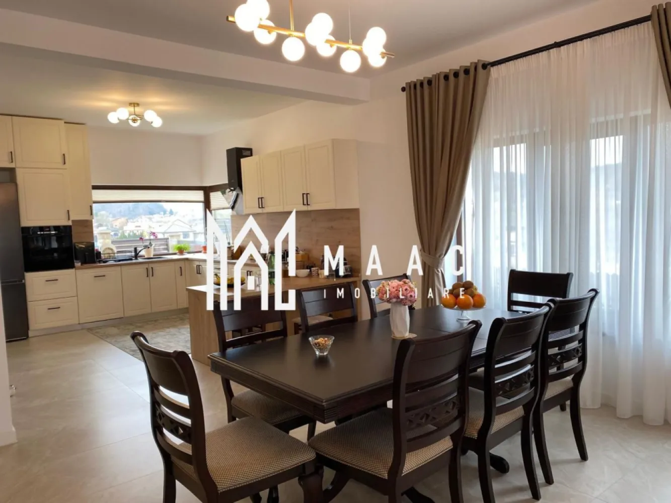 Casa individuala | 5 camere | 200 MPU | Garaj | Cisnadie - MAAC Imobiliare vă prezintă spre vânzare o casă individuală situată în Cisnădie, într-o zonă cu priveliști deosebite și acces facil către Sibiu. Caracteristici: Suprafață utilă de aproximativ 200 mp. Locuință modernă, complet mobilată și utilată. Înălțime a camerelor de aproximativ 3 m, atât la parter cât și la etaj. Spații vitrate mari, care oferă lumină naturală din plin. Compartimentare: Parter Hol de acces. Baie. Living spațios, cu deschidere către zona de dining și bucătărie. Birou sau dormitor. Terasă parțial acoperită. Garaj cu poartă automată, cu acces direct în casă și către camera tehnică. Etaj Hol. 3 dormitoare. 2 dressinguri. 2 băi. Spălătorie. Terasă acoperită. Pod amenajat pentru depozitare. Construcție și dotări: Tâmplărie Kömmerling cu 3 foi de sticlă. Feronerie Winkhaus. Izolație cu vată minerală și folie anticondens la nivelul tavanului. Încălzire în pardoseală pe ambele niveluri. Centrală termică în condensare. Instalații pregătite pentru climatizare și sistem de supraveghere video. Casa este racordată la toate utilitățile: curent, gaz, apă, canalizare, fibră optică. Exterior și curte: Curte amenajată cu pavaj și zone verzi. Avantaje locație: Priveliște panoramică spre Munții Cindrel și Cetatea Cisnădioara. Apropiere de centre SPA, zone turistice și facilități de agrement. Acces facil către transport public și drumuri principale. Pentru mai multe detalii precizati telefonic ca ati vazut anuntul cu ID: CP2994549 }}