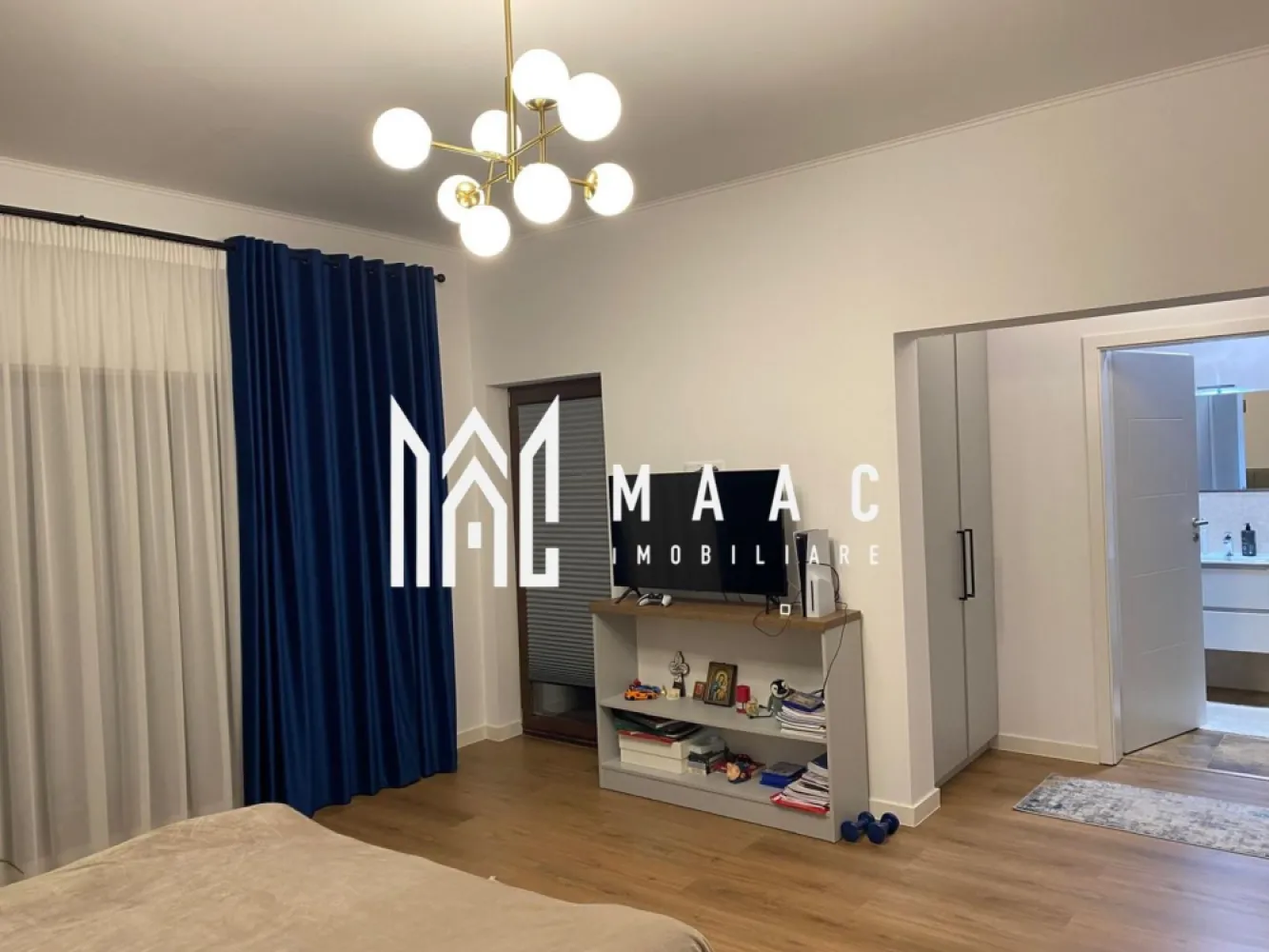 Casa individuala | 5 camere | 200 MPU | Garaj | Cisnadie - MAAC Imobiliare vă prezintă spre vânzare o casă individuală situată în Cisnădie, într-o zonă cu priveliști deosebite și acces facil către Sibiu. Caracteristici: Suprafață utilă de aproximativ 200 mp. Locuință modernă, complet mobilată și utilată. Înălțime a camerelor de aproximativ 3 m, atât la parter cât și la etaj. Spații vitrate mari, care oferă lumină naturală din plin. Compartimentare: Parter Hol de acces. Baie. Living spațios, cu deschidere către zona de dining și bucătărie. Birou sau dormitor. Terasă parțial acoperită. Garaj cu poartă automată, cu acces direct în casă și către camera tehnică. Etaj Hol. 3 dormitoare. 2 dressinguri. 2 băi. Spălătorie. Terasă acoperită. Pod amenajat pentru depozitare. Construcție și dotări: Tâmplărie Kömmerling cu 3 foi de sticlă. Feronerie Winkhaus. Izolație cu vată minerală și folie anticondens la nivelul tavanului. Încălzire în pardoseală pe ambele niveluri. Centrală termică în condensare. Instalații pregătite pentru climatizare și sistem de supraveghere video. Casa este racordată la toate utilitățile: curent, gaz, apă, canalizare, fibră optică. Exterior și curte: Curte amenajată cu pavaj și zone verzi. Avantaje locație: Priveliște panoramică spre Munții Cindrel și Cetatea Cisnădioara. Apropiere de centre SPA, zone turistice și facilități de agrement. Acces facil către transport public și drumuri principale. Pentru mai multe detalii precizati telefonic ca ati vazut anuntul cu ID: CP2994549 }}
