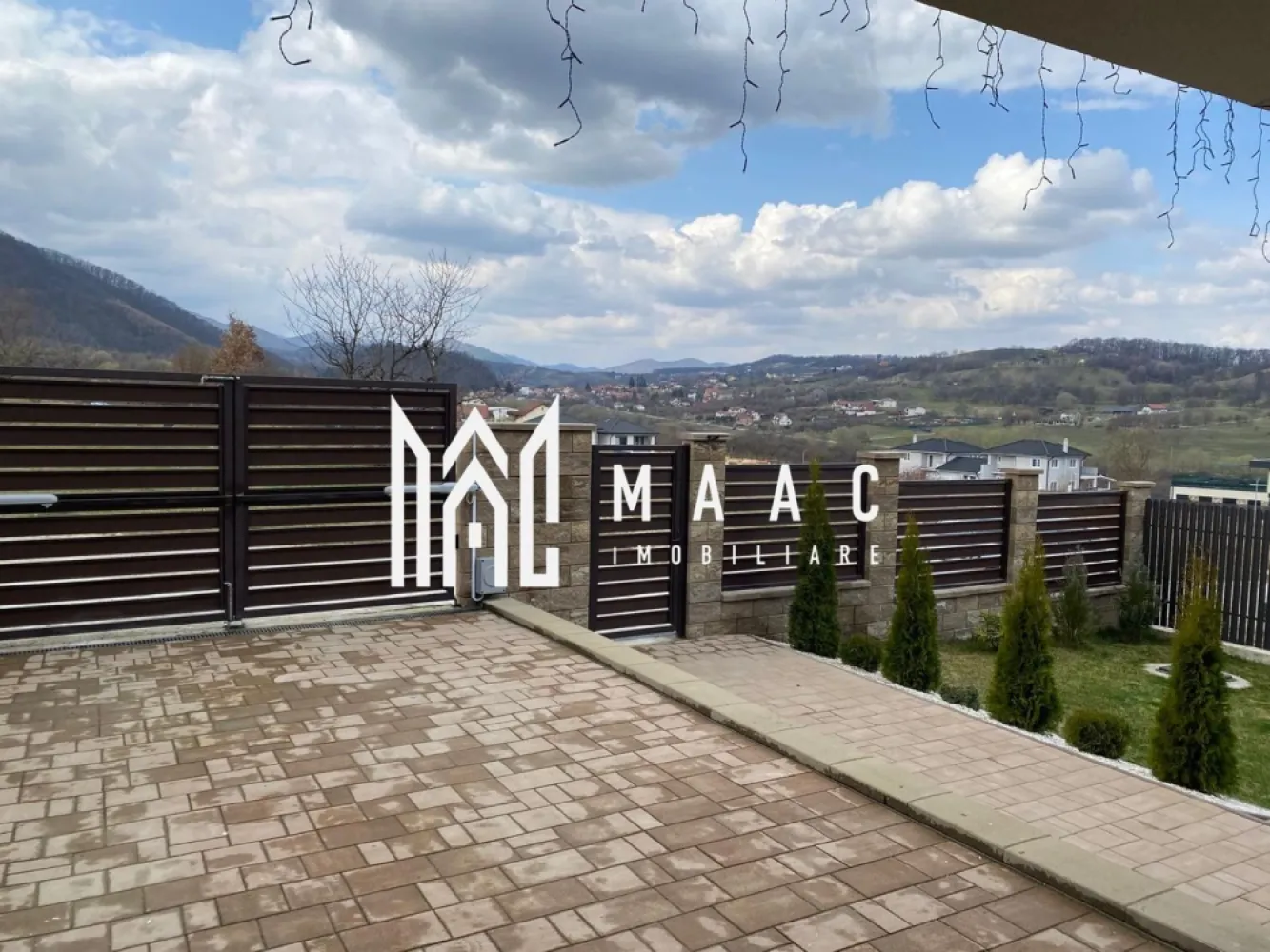 Casa individuala | 5 camere | 200 MPU | Garaj | Cisnadie - MAAC Imobiliare vă prezintă spre vânzare o casă individuală situată în Cisnădie, într-o zonă cu priveliști deosebite și acces facil către Sibiu. Caracteristici: Suprafață utilă de aproximativ 200 mp. Locuință modernă, complet mobilată și utilată. Înălțime a camerelor de aproximativ 3 m, atât la parter cât și la etaj. Spații vitrate mari, care oferă lumină naturală din plin. Compartimentare: Parter Hol de acces. Baie. Living spațios, cu deschidere către zona de dining și bucătărie. Birou sau dormitor. Terasă parțial acoperită. Garaj cu poartă automată, cu acces direct în casă și către camera tehnică. Etaj Hol. 3 dormitoare. 2 dressinguri. 2 băi. Spălătorie. Terasă acoperită. Pod amenajat pentru depozitare. Construcție și dotări: Tâmplărie Kömmerling cu 3 foi de sticlă. Feronerie Winkhaus. Izolație cu vată minerală și folie anticondens la nivelul tavanului. Încălzire în pardoseală pe ambele niveluri. Centrală termică în condensare. Instalații pregătite pentru climatizare și sistem de supraveghere video. Casa este racordată la toate utilitățile: curent, gaz, apă, canalizare, fibră optică. Exterior și curte: Curte amenajată cu pavaj și zone verzi. Avantaje locație: Priveliște panoramică spre Munții Cindrel și Cetatea Cisnădioara. Apropiere de centre SPA, zone turistice și facilități de agrement. Acces facil către transport public și drumuri principale. Pentru mai multe detalii precizati telefonic ca ati vazut anuntul cu ID: CP2994549 }}