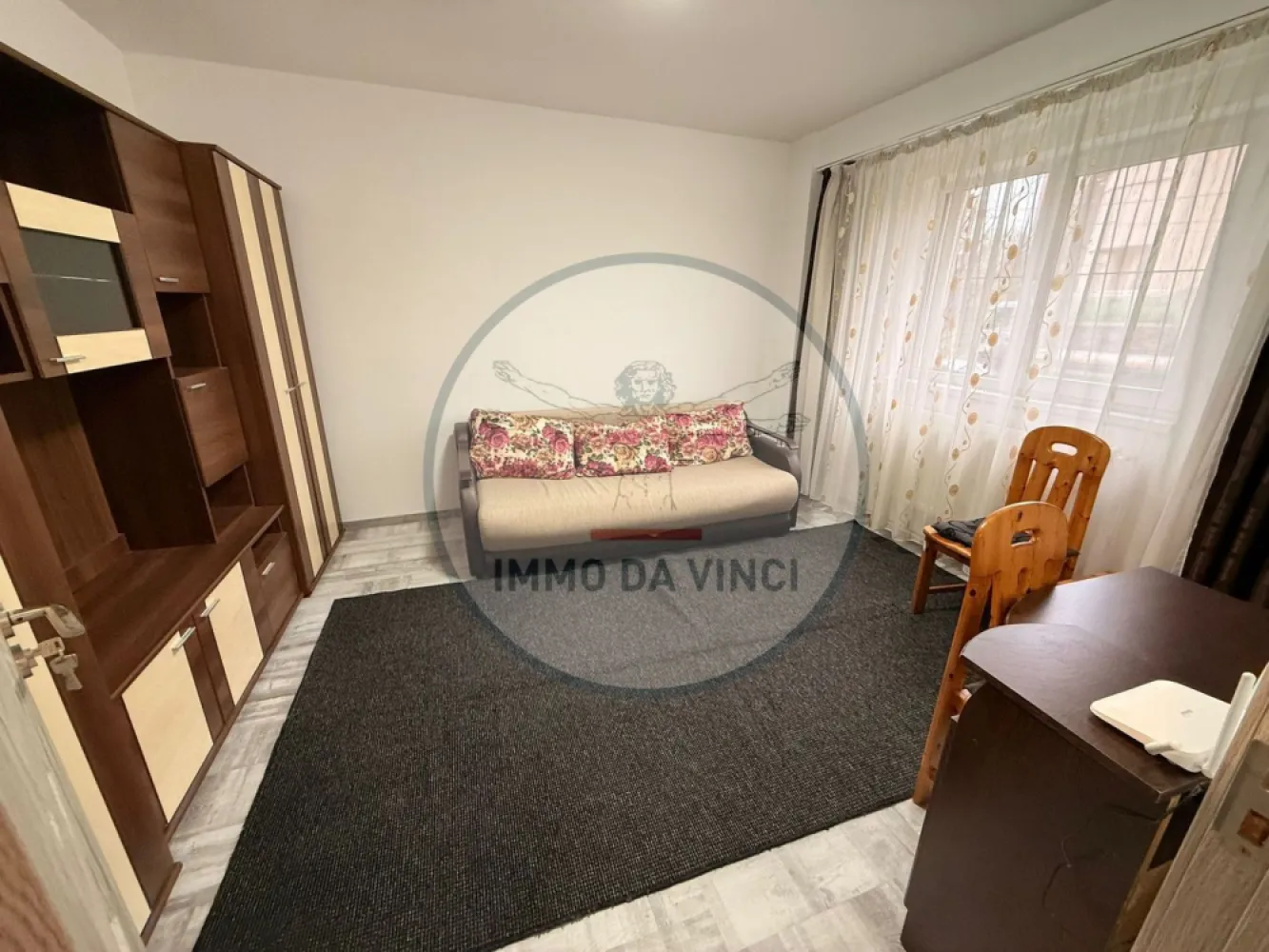 Locație de Top! Apartament 1 Cameră pe Dorobanților 110 – Disponibil - Dau în chirie apartament pe Calea Dorobantilor nr.110.Cu o cameră , spațios și primitor, situat într-una dintre cele mai căutate zone din Cluj-Napoca. Dacă îți dorești o locuință unde să ai totul la îndemână, acesta este locul potrivit! 🏠 DETALII APARTAMENT: ✅ Suprafață generoasă: 40 mp compartimentați inteligent pentru un confort sporit. ✅ Configurație: 1 Cameră de zi luminoasă, 1 Bucătărie separată (ideal pentru gătit), 1 Baie modernă. ✅ Etaj: Parter – acces extrem de facil, fără grija liftului sau a scărilor. ✅ Stare: Complet Mobilat și Utilat – interiorul este pregătit cu tot strictul necesar, trebuie doar să îți aduci lucrurile personale! 📍 LOCAȚIE STRATEGICĂ & FACILITĂȚI: 🛒 Cumpărături: Ai un supermarket la doar 2 minute de mers pe jos (ideal pentru aprovizionare rapidă). 🚌 Mobilitate: Stația de autobuz la 5 minute distanță, cu conexiuni rapide către orice parte a orașului. 🎓 Puncte de interes: Poziționare excelentă pentru studenți sau profesioniști – ajungi la FSEGA sau Iulius Mall în maximum 10 minute. 💰 CONDIȚII FINANCIARE:• Preț chirie: 400 Euro / lună.• Disponibilitate: Imediată! 📞 CONTACT DIRECT:Pentru mai multe detalii sau pentru a stabili o vizionare, mă poți contacta la numărul:0772 261 874 ✨ Locația de top și spațiul generos fac ca acest apartament să fie o ocazie rară. Te aștept la vizionare! }}