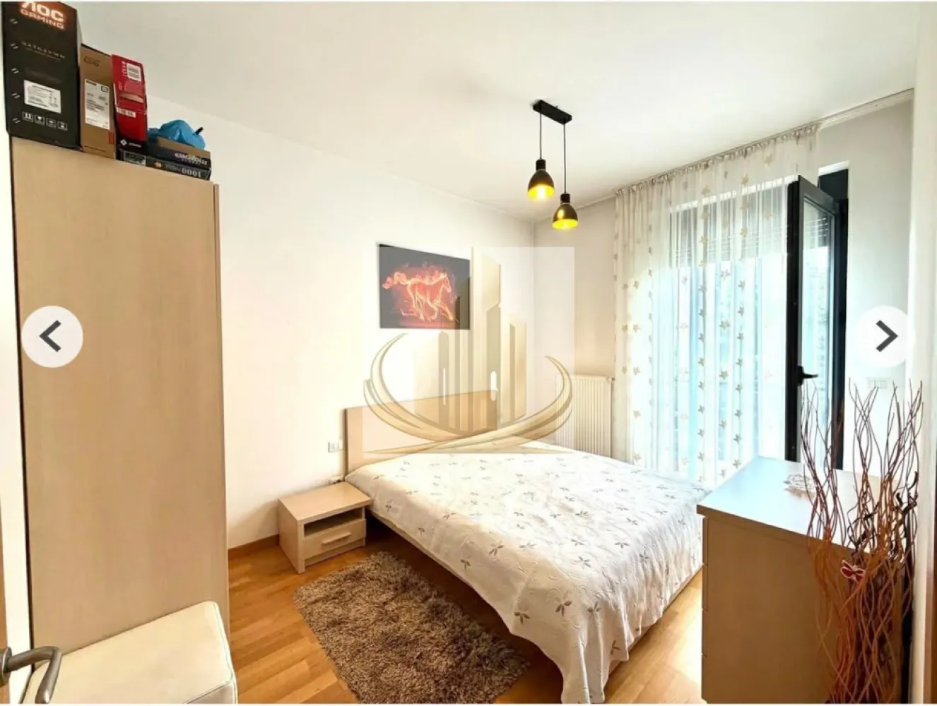 Ap 3 Cam, 2 Băi | Mobilat și Utilat | Zona Kaufland, Dumbravita | et 1 - Echipa Grand Mobilis Imobiliare vă propune spre vânzare un apartament modern cu 3 camere, 2 băi și o suprafață utilă de 61 mp, situat la etajul 1 al unui imobil cu regim redus de înălțime (P+2+M), în zona Kaufland Dumbrăvița, una dintre cele mai căutate și apreciate zone rezidențiale din apropierea Timișoarei.

Apartamentul impresionează încă de la prima vedere prin compartimentarea practică, spațiile luminoase și înălțimea camerelor de aproximativ 3 metri, aspect care oferă o senzație de spațiu și confort greu de întâlnit la construcțiile noi.

Compartimentarea semidecomandată este ideală pentru o familie și cuprinde un living generos cu bucătărie semi-open space, două dormitoare, dintre care dormitorul matrimonial beneficiază de baie proprie și acces direct pe terasă, încă o baie spațioasă, precum și două terase, orientate pe ambele părți ale imobilului, oferind lumină naturală pe tot parcursul zilei și un plus de confort.

Apartamentul se vinde complet mobilat și utilat, exact cum se prezintă, fiind pregătit pentru mutare imediată, fără a necesita investiții suplimentare. În plus, proprietatea beneficiază de loc de parcare propriu, înscris în Cartea Funciară, un avantaj important într-o zonă cu cerere ridicată.

Confortul este asigurat de centrala termică proprie pe gaz și încălzirea prin calorifere, iar compartimentarea foarte bine gândită transformă această locuință într-o alegere excelentă pentru o familie care își dorește spațiu, funcționalitate și o poziționare premium.

Unul dintre cele mai importante atuuri ale proprietății îl reprezintă amplasarea excepțională. Situat în zona Kaufland Dumbrăvița, apartamentul se află la doar 1-2 minute de mers pe jos de supermarketuri, restaurante, cafenele, farmacii și stații ale mijloacelor de transport în comun. Totodată, în apropiere regăsim școli, grădinițe, săli de fitness, parcuri și numeroase alte facilități necesare unui stil de viață confortabil. Accesul către Timișoara este rapid și facil, iar Iulius Town, zona de birouri și principalele artere ale orașului se află la doar câteva minute distanță.

Datorită poziției excelente, compartimentării cu 3 camere și 2 băi, faptului că se vinde complet mobilat și utilat și cererii foarte ridicate pentru locuințe în această zonă, proprietatea reprezintă o alegere inspirată atât pentru o familie, cât și pentru investiție. Cei familiarizați cu piața imobiliară din Dumbrăvița știu că apartamentele de acest tip, în această locație, apar foarte rar la vânzare, iar potențialul ridicat de închiriere le transformă într-o investiție sigură și profitabilă pe termen lung.

Pentru mai multe informații și programarea unei vizionări, vă invităm să contactați echipa Grand Mobilis Imobiliare!