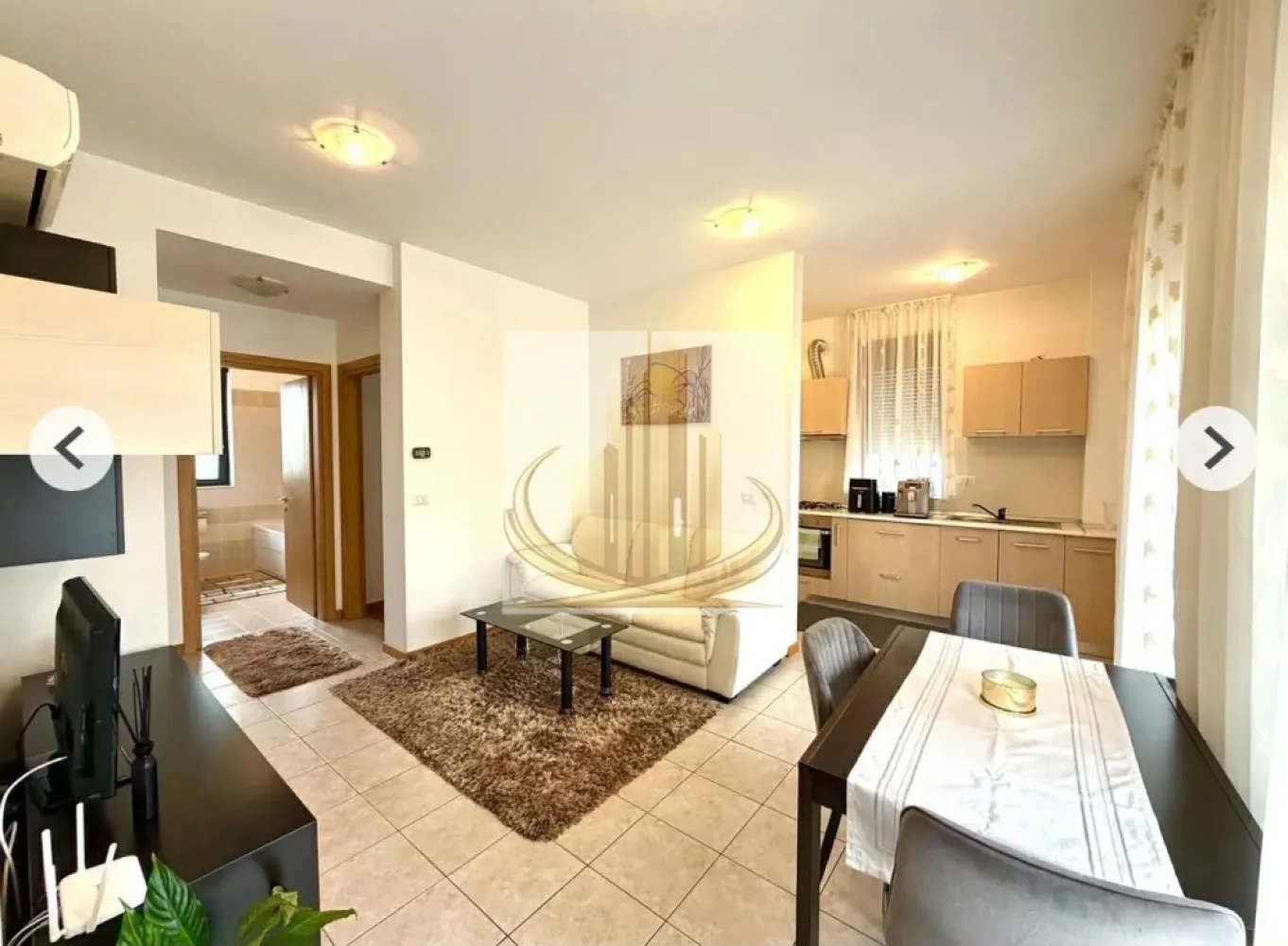 Ap 3 Cam, 2 Băi | Mobilat și Utilat | Zona Kaufland, Dumbravita | et 1 - Echipa Grand Mobilis Imobiliare vă propune spre vânzare un apartament modern cu 3 camere, 2 băi și o suprafață utilă de 61 mp, situat la etajul 1 al unui imobil cu regim redus de înălțime (P+2+M), în zona Kaufland Dumbrăvița, una dintre cele mai căutate și apreciate zone rezidențiale din apropierea Timișoarei.

Apartamentul impresionează încă de la prima vedere prin compartimentarea practică, spațiile luminoase și înălțimea camerelor de aproximativ 3 metri, aspect care oferă o senzație de spațiu și confort greu de întâlnit la construcțiile noi.

Compartimentarea semidecomandată este ideală pentru o familie și cuprinde un living generos cu bucătărie semi-open space, două dormitoare, dintre care dormitorul matrimonial beneficiază de baie proprie și acces direct pe terasă, încă o baie spațioasă, precum și două terase, orientate pe ambele părți ale imobilului, oferind lumină naturală pe tot parcursul zilei și un plus de confort.

Apartamentul se vinde complet mobilat și utilat, exact cum se prezintă, fiind pregătit pentru mutare imediată, fără a necesita investiții suplimentare. În plus, proprietatea beneficiază de loc de parcare propriu, înscris în Cartea Funciară, un avantaj important într-o zonă cu cerere ridicată.

Confortul este asigurat de centrala termică proprie pe gaz și încălzirea prin calorifere, iar compartimentarea foarte bine gândită transformă această locuință într-o alegere excelentă pentru o familie care își dorește spațiu, funcționalitate și o poziționare premium.

Unul dintre cele mai importante atuuri ale proprietății îl reprezintă amplasarea excepțională. Situat în zona Kaufland Dumbrăvița, apartamentul se află la doar 1-2 minute de mers pe jos de supermarketuri, restaurante, cafenele, farmacii și stații ale mijloacelor de transport în comun. Totodată, în apropiere regăsim școli, grădinițe, săli de fitness, parcuri și numeroase alte facilități necesare unui stil de viață confortabil. Accesul către Timișoara este rapid și facil, iar Iulius Town, zona de birouri și principalele artere ale orașului se află la doar câteva minute distanță.

Datorită poziției excelente, compartimentării cu 3 camere și 2 băi, faptului că se vinde complet mobilat și utilat și cererii foarte ridicate pentru locuințe în această zonă, proprietatea reprezintă o alegere inspirată atât pentru o familie, cât și pentru investiție. Cei familiarizați cu piața imobiliară din Dumbrăvița știu că apartamentele de acest tip, în această locație, apar foarte rar la vânzare, iar potențialul ridicat de închiriere le transformă într-o investiție sigură și profitabilă pe termen lung.

Pentru mai multe informații și programarea unei vizionări, vă invităm să contactați echipa Grand Mobilis Imobiliare!