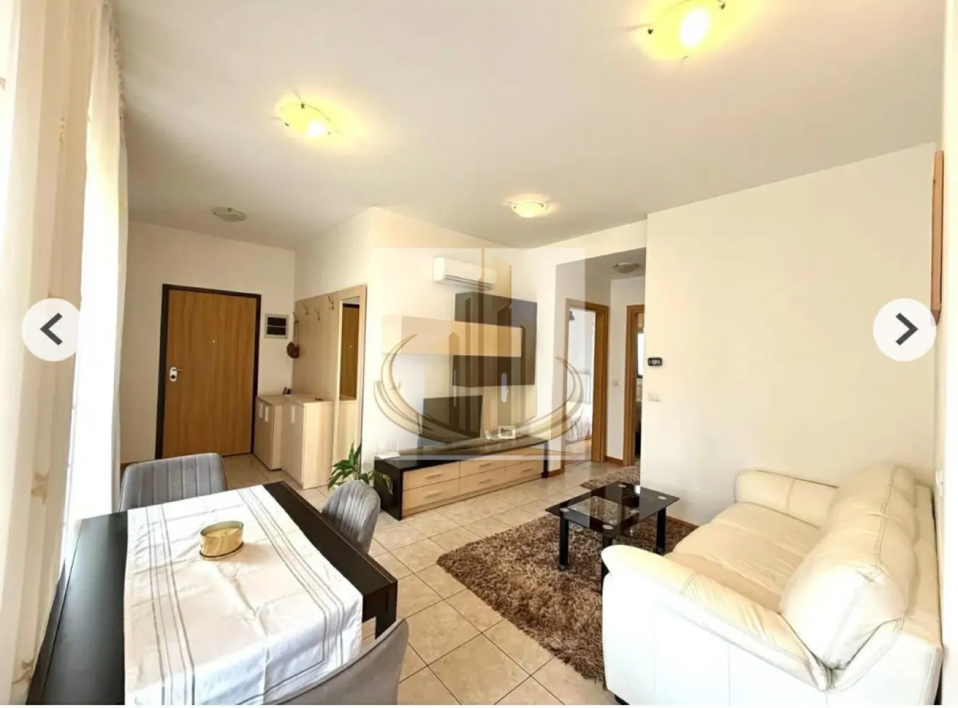 Ap 3 Cam, 2 Băi | Mobilat și Utilat | Zona Kaufland, Dumbravita | et 1 - Echipa Grand Mobilis Imobiliare vă propune spre vânzare un apartament modern cu 3 camere, 2 băi și o suprafață utilă de 61 mp, situat la etajul 1 al unui imobil cu regim redus de înălțime (P+2+M), în zona Kaufland Dumbrăvița, una dintre cele mai căutate și apreciate zone rezidențiale din apropierea Timișoarei.

Apartamentul impresionează încă de la prima vedere prin compartimentarea practică, spațiile luminoase și înălțimea camerelor de aproximativ 3 metri, aspect care oferă o senzație de spațiu și confort greu de întâlnit la construcțiile noi.

Compartimentarea semidecomandată este ideală pentru o familie și cuprinde un living generos cu bucătărie semi-open space, două dormitoare, dintre care dormitorul matrimonial beneficiază de baie proprie și acces direct pe terasă, încă o baie spațioasă, precum și două terase, orientate pe ambele părți ale imobilului, oferind lumină naturală pe tot parcursul zilei și un plus de confort.

Apartamentul se vinde complet mobilat și utilat, exact cum se prezintă, fiind pregătit pentru mutare imediată, fără a necesita investiții suplimentare. În plus, proprietatea beneficiază de loc de parcare propriu, înscris în Cartea Funciară, un avantaj important într-o zonă cu cerere ridicată.

Confortul este asigurat de centrala termică proprie pe gaz și încălzirea prin calorifere, iar compartimentarea foarte bine gândită transformă această locuință într-o alegere excelentă pentru o familie care își dorește spațiu, funcționalitate și o poziționare premium.

Unul dintre cele mai importante atuuri ale proprietății îl reprezintă amplasarea excepțională. Situat în zona Kaufland Dumbrăvița, apartamentul se află la doar 1-2 minute de mers pe jos de supermarketuri, restaurante, cafenele, farmacii și stații ale mijloacelor de transport în comun. Totodată, în apropiere regăsim școli, grădinițe, săli de fitness, parcuri și numeroase alte facilități necesare unui stil de viață confortabil. Accesul către Timișoara este rapid și facil, iar Iulius Town, zona de birouri și principalele artere ale orașului se află la doar câteva minute distanță.

Datorită poziției excelente, compartimentării cu 3 camere și 2 băi, faptului că se vinde complet mobilat și utilat și cererii foarte ridicate pentru locuințe în această zonă, proprietatea reprezintă o alegere inspirată atât pentru o familie, cât și pentru investiție. Cei familiarizați cu piața imobiliară din Dumbrăvița știu că apartamentele de acest tip, în această locație, apar foarte rar la vânzare, iar potențialul ridicat de închiriere le transformă într-o investiție sigură și profitabilă pe termen lung.

Pentru mai multe informații și programarea unei vizionări, vă invităm să contactați echipa Grand Mobilis Imobiliare!