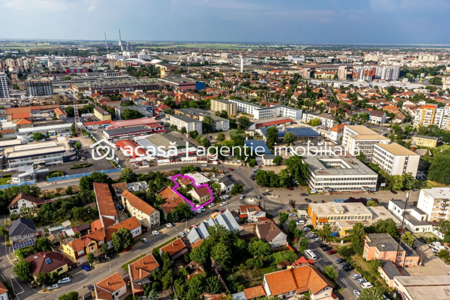 Proprietate cu vad excelent, lângă Spitalul Județean Arad. - Dacă ești în căutarea unei proprietăți cu adevărat valoroase pentru o afacere, poziționarea este esențială. Iar această locație bifează exact acest criteriu. Proprietatea este situată la câțiva pași de Spitalul Clinic Județean Arad și de zona comercială Jackson, într-un perimetru cu trafic intens și vizibilitate excelentă — un avantaj major pentru orice activitate medicală sau comercială. Terenul are o suprafață de 532 mp și un front stradal de 15 metri, oferind expunere foarte bună și multiple posibilități de organizare. Clădirea principală este amplasată la stradă, fiind ideală pentru cabinete, birouri sau orice tip de activitate profesională care are nevoie de acces facil și vizibilitate. În curte există și o clădire secundară, care poate fi amenajată fie ca locuință separată, fie ca spațiu complementar pentru activitate, în funcție de nevoile viitorului proprietar. Imobilul este racordat la toate utilitățile — apă, canalizare, curent și gaz — iar faptul că necesită renovare completă îți oferă libertatea de a-l amenaja exact așa cum îți dorești, fie că vorbim de circuite medicale, spații moderne de lucru sau o combinație între business și locuire. Datorită poziției și configurației, proprietatea este ideală pentru cabinete medicale (stomatologic, ginecologic, dermatologic, etc.), clinici, sedii de firmă sau alte activități care beneficiază de proximitatea spitalului și de fluxul constant de persoane din zonă. Pentru mai multe detalii sau pentru a programa o vizionare: 📞 Andrei Caracioni – 0757 662 907 Consultant Imobiliar – Acasa Arad Cod proprietate: CP2997224 }}