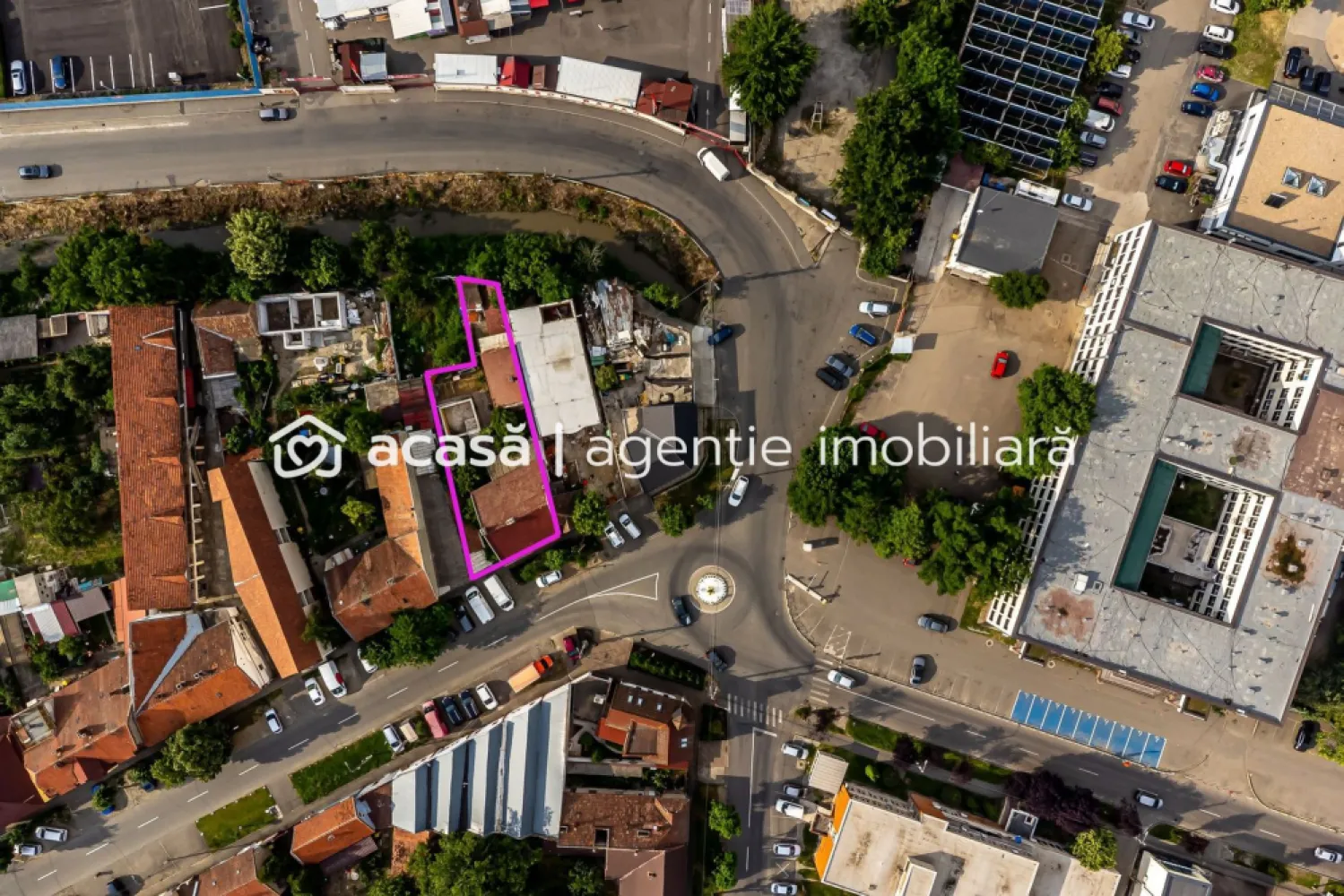 Proprietate cu vad excelent, lângă Spitalul Județean Arad. - Dacă ești în căutarea unei proprietăți cu adevărat valoroase pentru o afacere, poziționarea este esențială. Iar această locație bifează exact acest criteriu. Proprietatea este situată la câțiva pași de Spitalul Clinic Județean Arad și de zona comercială Jackson, într-un perimetru cu trafic intens și vizibilitate excelentă — un avantaj major pentru orice activitate medicală sau comercială. Terenul are o suprafață de 532 mp și un front stradal de 15 metri, oferind expunere foarte bună și multiple posibilități de organizare. Clădirea principală este amplasată la stradă, fiind ideală pentru cabinete, birouri sau orice tip de activitate profesională care are nevoie de acces facil și vizibilitate. În curte există și o clădire secundară, care poate fi amenajată fie ca locuință separată, fie ca spațiu complementar pentru activitate, în funcție de nevoile viitorului proprietar. Imobilul este racordat la toate utilitățile — apă, canalizare, curent și gaz — iar faptul că necesită renovare completă îți oferă libertatea de a-l amenaja exact așa cum îți dorești, fie că vorbim de circuite medicale, spații moderne de lucru sau o combinație între business și locuire. Datorită poziției și configurației, proprietatea este ideală pentru cabinete medicale (stomatologic, ginecologic, dermatologic, etc.), clinici, sedii de firmă sau alte activități care beneficiază de proximitatea spitalului și de fluxul constant de persoane din zonă. Pentru mai multe detalii sau pentru a programa o vizionare: 📞 Andrei Caracioni – 0757 662 907 Consultant Imobiliar – Acasa Arad Cod proprietate: CP2997224 }}