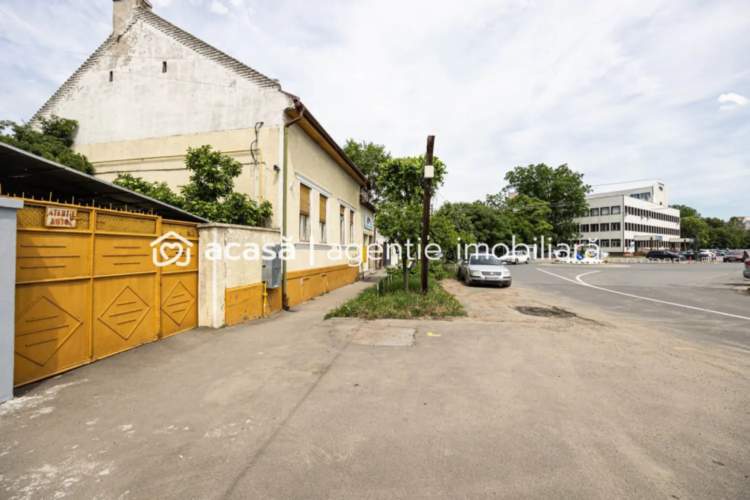 Proprietate cu vad excelent, lângă Spitalul Județean Arad. - Dacă ești în căutarea unei proprietăți cu adevărat valoroase pentru o afacere, poziționarea este esențială. Iar această locație bifează exact acest criteriu. Proprietatea este situată la câțiva pași de Spitalul Clinic Județean Arad și de zona comercială Jackson, într-un perimetru cu trafic intens și vizibilitate excelentă — un avantaj major pentru orice activitate medicală sau comercială. Terenul are o suprafață de 532 mp și un front stradal de 15 metri, oferind expunere foarte bună și multiple posibilități de organizare. Clădirea principală este amplasată la stradă, fiind ideală pentru cabinete, birouri sau orice tip de activitate profesională care are nevoie de acces facil și vizibilitate. În curte există și o clădire secundară, care poate fi amenajată fie ca locuință separată, fie ca spațiu complementar pentru activitate, în funcție de nevoile viitorului proprietar. Imobilul este racordat la toate utilitățile — apă, canalizare, curent și gaz — iar faptul că necesită renovare completă îți oferă libertatea de a-l amenaja exact așa cum îți dorești, fie că vorbim de circuite medicale, spații moderne de lucru sau o combinație între business și locuire. Datorită poziției și configurației, proprietatea este ideală pentru cabinete medicale (stomatologic, ginecologic, dermatologic, etc.), clinici, sedii de firmă sau alte activități care beneficiază de proximitatea spitalului și de fluxul constant de persoane din zonă. Pentru mai multe detalii sau pentru a programa o vizionare: 📞 Andrei Caracioni – 0757 662 907 Consultant Imobiliar – Acasa Arad Cod proprietate: CP2997224 }}