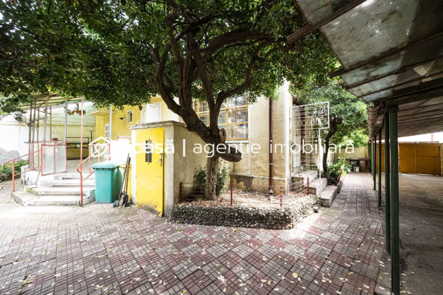 Proprietate cu vad excelent, lângă Spitalul Județean Arad. - Dacă ești în căutarea unei proprietăți cu adevărat valoroase pentru o afacere, poziționarea este esențială. Iar această locație bifează exact acest criteriu. Proprietatea este situată la câțiva pași de Spitalul Clinic Județean Arad și de zona comercială Jackson, într-un perimetru cu trafic intens și vizibilitate excelentă — un avantaj major pentru orice activitate medicală sau comercială. Terenul are o suprafață de 532 mp și un front stradal de 15 metri, oferind expunere foarte bună și multiple posibilități de organizare. Clădirea principală este amplasată la stradă, fiind ideală pentru cabinete, birouri sau orice tip de activitate profesională care are nevoie de acces facil și vizibilitate. În curte există și o clădire secundară, care poate fi amenajată fie ca locuință separată, fie ca spațiu complementar pentru activitate, în funcție de nevoile viitorului proprietar. Imobilul este racordat la toate utilitățile — apă, canalizare, curent și gaz — iar faptul că necesită renovare completă îți oferă libertatea de a-l amenaja exact așa cum îți dorești, fie că vorbim de circuite medicale, spații moderne de lucru sau o combinație între business și locuire. Datorită poziției și configurației, proprietatea este ideală pentru cabinete medicale (stomatologic, ginecologic, dermatologic, etc.), clinici, sedii de firmă sau alte activități care beneficiază de proximitatea spitalului și de fluxul constant de persoane din zonă. Pentru mai multe detalii sau pentru a programa o vizionare: 📞 Andrei Caracioni – 0757 662 907 Consultant Imobiliar – Acasa Arad Cod proprietate: CP2997224 }}