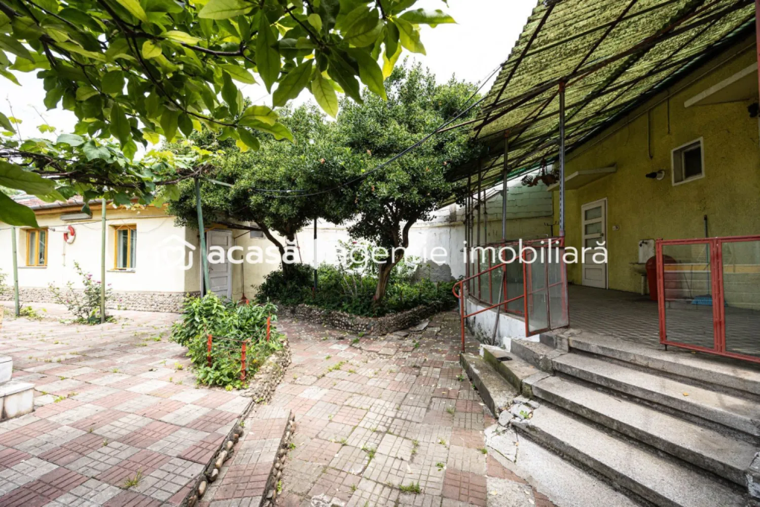 Proprietate cu vad excelent, lângă Spitalul Județean Arad. - Dacă ești în căutarea unei proprietăți cu adevărat valoroase pentru o afacere, poziționarea este esențială. Iar această locație bifează exact acest criteriu. Proprietatea este situată la câțiva pași de Spitalul Clinic Județean Arad și de zona comercială Jackson, într-un perimetru cu trafic intens și vizibilitate excelentă — un avantaj major pentru orice activitate medicală sau comercială. Terenul are o suprafață de 532 mp și un front stradal de 15 metri, oferind expunere foarte bună și multiple posibilități de organizare. Clădirea principală este amplasată la stradă, fiind ideală pentru cabinete, birouri sau orice tip de activitate profesională care are nevoie de acces facil și vizibilitate. În curte există și o clădire secundară, care poate fi amenajată fie ca locuință separată, fie ca spațiu complementar pentru activitate, în funcție de nevoile viitorului proprietar. Imobilul este racordat la toate utilitățile — apă, canalizare, curent și gaz — iar faptul că necesită renovare completă îți oferă libertatea de a-l amenaja exact așa cum îți dorești, fie că vorbim de circuite medicale, spații moderne de lucru sau o combinație între business și locuire. Datorită poziției și configurației, proprietatea este ideală pentru cabinete medicale (stomatologic, ginecologic, dermatologic, etc.), clinici, sedii de firmă sau alte activități care beneficiază de proximitatea spitalului și de fluxul constant de persoane din zonă. Pentru mai multe detalii sau pentru a programa o vizionare: 📞 Andrei Caracioni – 0757 662 907 Consultant Imobiliar – Acasa Arad Cod proprietate: CP2997224 }}