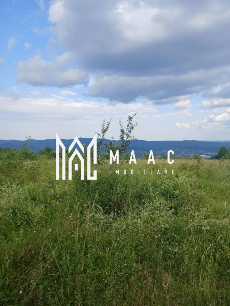 Teren extravilan 500 mp | Cetățuia, Râmnicu Vâlcea | panoramă - Teren extravilan de 500 mp în zona Cetățuia - Dealu Mare, Râmnicu Vâlcea, potrivit pentru construirea unei locuințe într-un cadru liniștit, cu vedere deschisă asupra orașului.

Detalii proprietate:
• Suprafață teren: 500 mp
• Tip teren: construcții
• Clasificare: extravilan
• Deschidere la drum de servitute
• Vedere panoramică asupra orașului și împrejurimilor
• Parcelă amplasată într-un cadru aerisit, cu intimitate și acces facil

Zonă și poziționare:
Cetățuia - Dealu Mare este o zonă apreciată pentru liniște, aer curat și priveliștile spectaculoase. În vecinătate se regăsesc locuințe noi, iar amplasarea oferă acces facil către oraș și către principalele puncte de interes, într-o zonă aflată în continuă dezvoltare.

Pentru detalii suplimentare și programarea unei vizionări, contactați echipa MAAC Imobiliare. Cod anunț CP3206764.

Conținut optimizat cu AI, aprobat de agent uman.