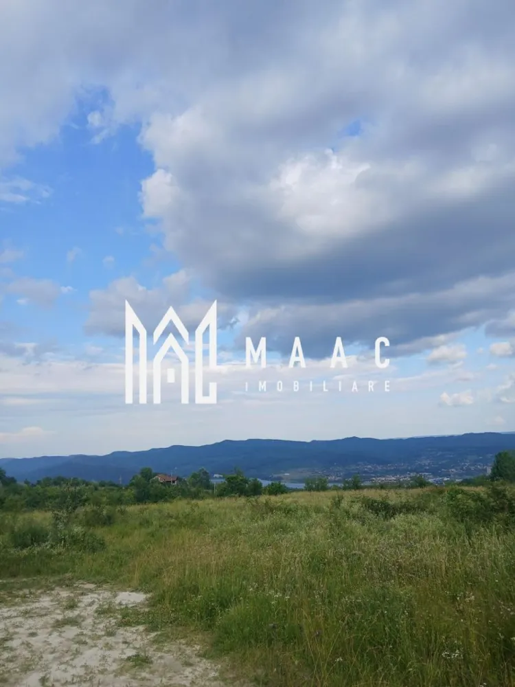 Teren extravilan 500 mp | Cetățuia, Râmnicu Vâlcea | panoramă - Teren extravilan de 500 mp în zona Cetățuia - Dealu Mare, Râmnicu Vâlcea, potrivit pentru construirea unei locuințe într-un cadru liniștit, cu vedere deschisă asupra orașului.

Detalii proprietate:
• Suprafață teren: 500 mp
• Tip teren: construcții
• Clasificare: extravilan
• Deschidere la drum de servitute
• Vedere panoramică asupra orașului și împrejurimilor
• Parcelă amplasată într-un cadru aerisit, cu intimitate și acces facil

Zonă și poziționare:
Cetățuia - Dealu Mare este o zonă apreciată pentru liniște, aer curat și priveliștile spectaculoase. În vecinătate se regăsesc locuințe noi, iar amplasarea oferă acces facil către oraș și către principalele puncte de interes, într-o zonă aflată în continuă dezvoltare.

Pentru detalii suplimentare și programarea unei vizionări, contactați echipa MAAC Imobiliare. Cod anunț CP3206764.

Conținut optimizat cu AI, aprobat de agent uman.