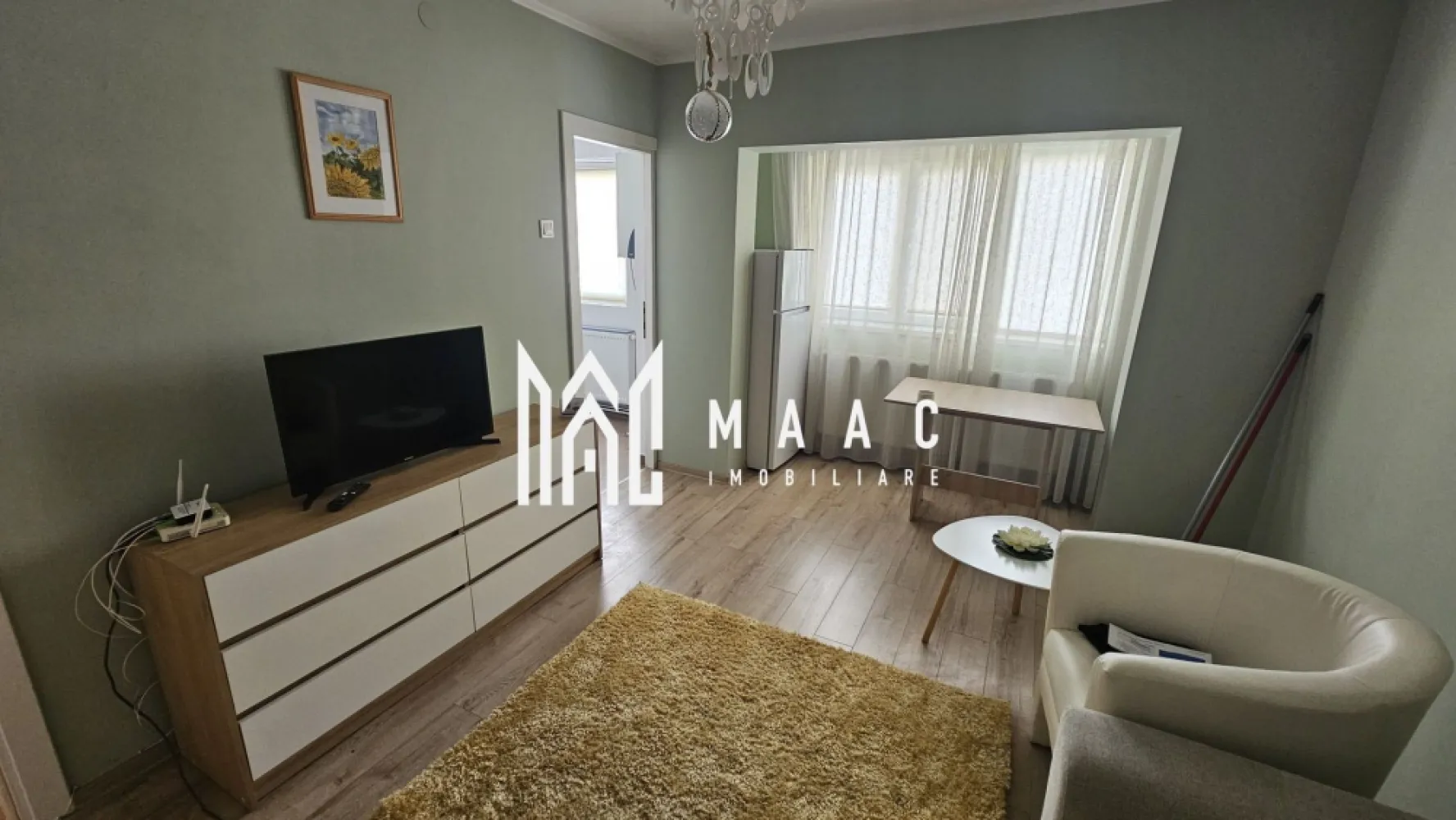 Garsonieră decomandată | Terezian, Sibiu | 30 mp, mobilată - În categoria apartamente de închiriat Sibiu, această garsonieră din Terezian propune 30 mp utili, compartimentare decomandată și un spațiu complet mobilat și utilat, pregătit pentru folosire imediată.

Detalii proprietate:
• Garsonieră cu 1 cameră, 1 bucătărie și 1 baie
• Suprafață utilă de 30 mp și suprafață construită de 36 mp
• Compartimentare decomandată
• Etaj 4 din 4, într-un imobil finalizat
• An construcție 1990, structură din cărămidă
• Stare interioară bună
• Se închiriază complet mobilată și utilată
• Include mașină de spălat rufe
• Imobil fără lift

Zona Terezian este apreciată pentru accesul facil către magazine, mijloace de transport și alte puncte de interes din oraș. Proprietatea se află într-o zonă liniștită și bine conectată din Sibiu, potrivită pentru un ritm de locuire practic și ușor de gestionat.

Disponibilă imediat. Pentru detalii suplimentare și programarea unei vizionări, contactați echipa MAAC Imobiliare și menționați Cod anunț CP3217864.

Conținut optimizat cu AI, aprobat de agent uman.