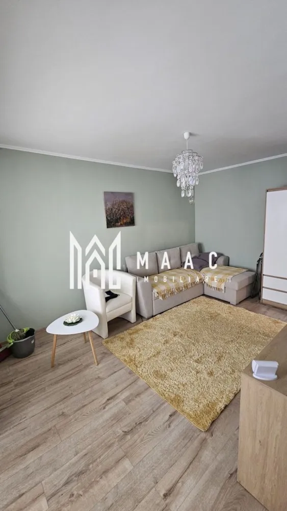 Garsonieră decomandată | Terezian, Sibiu | 30 mp, mobilată - În categoria apartamente de închiriat Sibiu, această garsonieră din Terezian propune 30 mp utili, compartimentare decomandată și un spațiu complet mobilat și utilat, pregătit pentru folosire imediată.

Detalii proprietate:
• Garsonieră cu 1 cameră, 1 bucătărie și 1 baie
• Suprafață utilă de 30 mp și suprafață construită de 36 mp
• Compartimentare decomandată
• Etaj 4 din 4, într-un imobil finalizat
• An construcție 1990, structură din cărămidă
• Stare interioară bună
• Se închiriază complet mobilată și utilată
• Include mașină de spălat rufe
• Imobil fără lift

Zona Terezian este apreciată pentru accesul facil către magazine, mijloace de transport și alte puncte de interes din oraș. Proprietatea se află într-o zonă liniștită și bine conectată din Sibiu, potrivită pentru un ritm de locuire practic și ușor de gestionat.

Disponibilă imediat. Pentru detalii suplimentare și programarea unei vizionări, contactați echipa MAAC Imobiliare și menționați Cod anunț CP3217864.

Conținut optimizat cu AI, aprobat de agent uman.