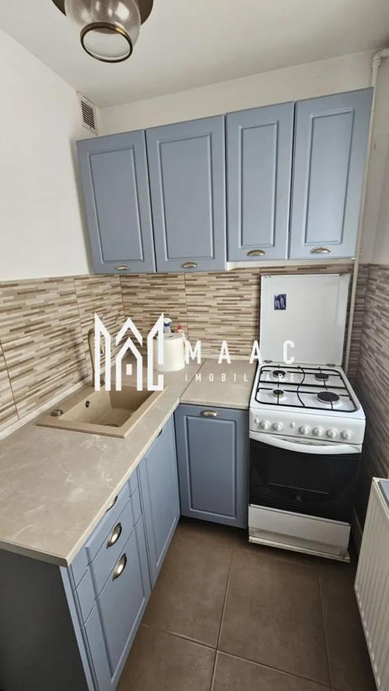 Garsonieră decomandată | Terezian, Sibiu | 30 mp, mobilată - În categoria apartamente de închiriat Sibiu, această garsonieră din Terezian propune 30 mp utili, compartimentare decomandată și un spațiu complet mobilat și utilat, pregătit pentru folosire imediată.

Detalii proprietate:
• Garsonieră cu 1 cameră, 1 bucătărie și 1 baie
• Suprafață utilă de 30 mp și suprafață construită de 36 mp
• Compartimentare decomandată
• Etaj 4 din 4, într-un imobil finalizat
• An construcție 1990, structură din cărămidă
• Stare interioară bună
• Se închiriază complet mobilată și utilată
• Include mașină de spălat rufe
• Imobil fără lift

Zona Terezian este apreciată pentru accesul facil către magazine, mijloace de transport și alte puncte de interes din oraș. Proprietatea se află într-o zonă liniștită și bine conectată din Sibiu, potrivită pentru un ritm de locuire practic și ușor de gestionat.

Disponibilă imediat. Pentru detalii suplimentare și programarea unei vizionări, contactați echipa MAAC Imobiliare și menționați Cod anunț CP3217864.

Conținut optimizat cu AI, aprobat de agent uman.