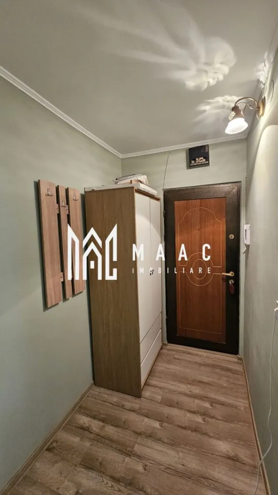 Garsonieră decomandată | Terezian, Sibiu | 30 mp, mobilată - În categoria apartamente de închiriat Sibiu, această garsonieră din Terezian propune 30 mp utili, compartimentare decomandată și un spațiu complet mobilat și utilat, pregătit pentru folosire imediată.

Detalii proprietate:
• Garsonieră cu 1 cameră, 1 bucătărie și 1 baie
• Suprafață utilă de 30 mp și suprafață construită de 36 mp
• Compartimentare decomandată
• Etaj 4 din 4, într-un imobil finalizat
• An construcție 1990, structură din cărămidă
• Stare interioară bună
• Se închiriază complet mobilată și utilată
• Include mașină de spălat rufe
• Imobil fără lift

Zona Terezian este apreciată pentru accesul facil către magazine, mijloace de transport și alte puncte de interes din oraș. Proprietatea se află într-o zonă liniștită și bine conectată din Sibiu, potrivită pentru un ritm de locuire practic și ușor de gestionat.

Disponibilă imediat. Pentru detalii suplimentare și programarea unei vizionări, contactați echipa MAAC Imobiliare și menționați Cod anunț CP3217864.

Conținut optimizat cu AI, aprobat de agent uman.