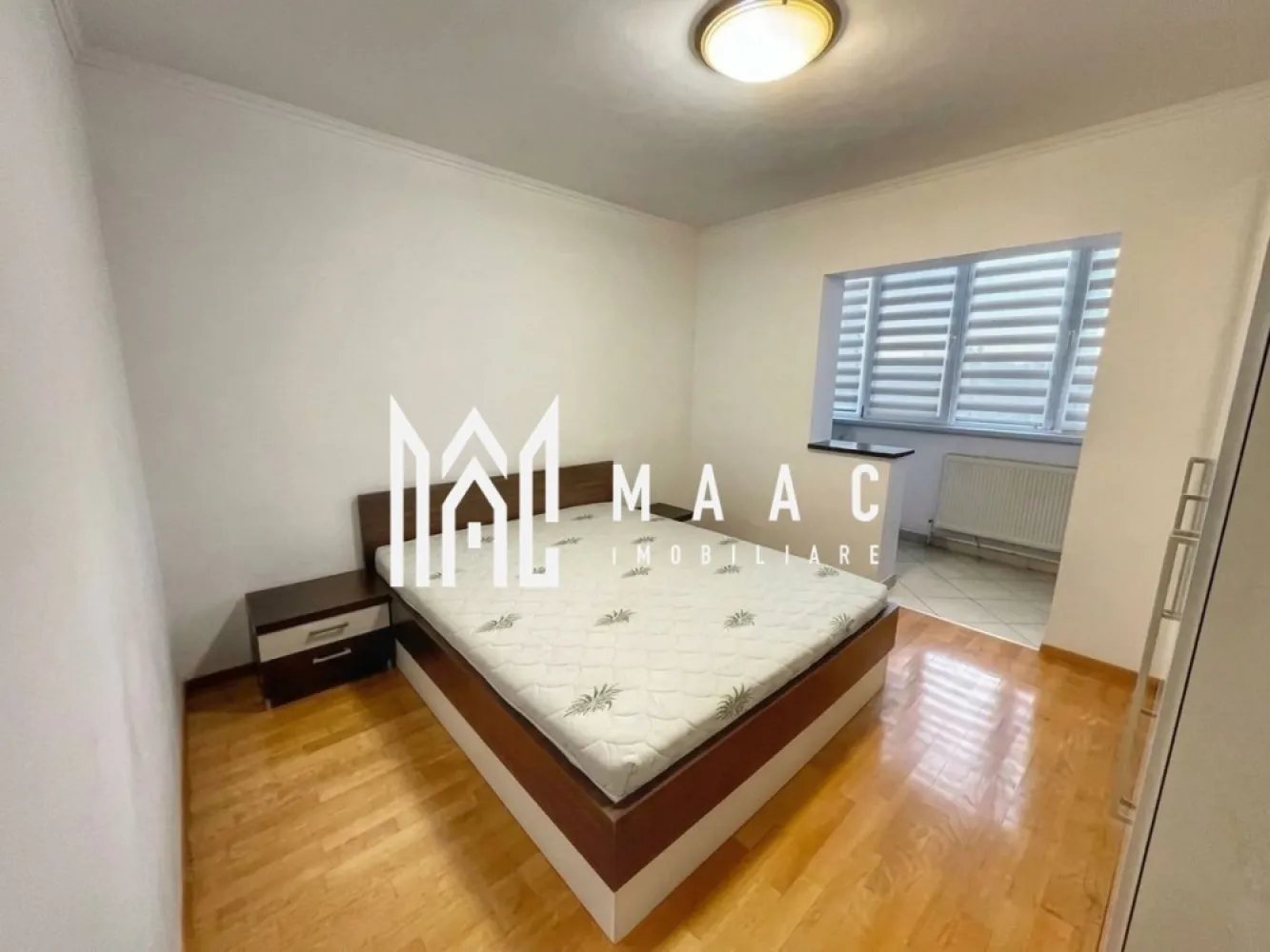 Apartament | 2 camere | 60 MPU | Ștrand - MAAC Imobiliare vă propune spre închiriere un apartament cu 2 camere situat în cartierul Ștrand, una dintre cele mai apreciate si verzi zone ale orașului. Pozitionarea este ideală, imobilul aflându-se în imediata apropiere a Stadionului Municipal și la doar câteva minute de mers pe jos de Centrul Civic si parcul Sub Arini, oferind acces rapid către toate facilitățile urbane. Locuința este situată la etajul 1 și beneficiază de o compartimentare practică și finisaje moderne, fiind structurat astfel: Pozitionare: Etajul 1, ideal pentru acces facil si eficienta termica. Balcon tip Logie: perfect pentru depozitare sau amenajarea unui colț de relaxare indiferent de anotimp. Compartimentare: 2 camere bucătărie închisă baie hol de acces. Dotări: electrocasnice incluse (mașină de spălat, frigider, aragaz) și centrală termică proprie pentru un control optim al costurilor. Puncte de interes: În proximitate se află stații de transport in comun, magazine, școli și parcul Sub Arini pentru plimbări în aer liber. Pentru mai multe detalii sau programarea unei vizionări, vă rugăm să ne contactați și să menționați codul de identificare al proprietatii ID: CP3009176. }}