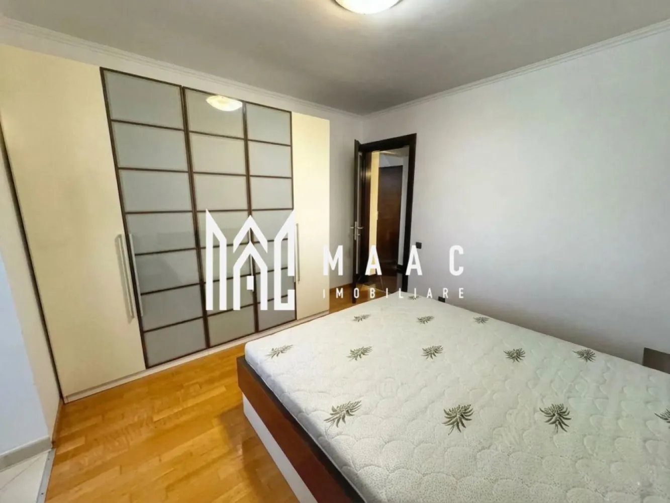 Apartament | 2 camere | 60 MPU | Ștrand - MAAC Imobiliare vă propune spre închiriere un apartament cu 2 camere situat în cartierul Ștrand, una dintre cele mai apreciate si verzi zone ale orașului. Pozitionarea este ideală, imobilul aflându-se în imediata apropiere a Stadionului Municipal și la doar câteva minute de mers pe jos de Centrul Civic si parcul Sub Arini, oferind acces rapid către toate facilitățile urbane. Locuința este situată la etajul 1 și beneficiază de o compartimentare practică și finisaje moderne, fiind structurat astfel: Pozitionare: Etajul 1, ideal pentru acces facil si eficienta termica. Balcon tip Logie: perfect pentru depozitare sau amenajarea unui colț de relaxare indiferent de anotimp. Compartimentare: 2 camere bucătărie închisă baie hol de acces. Dotări: electrocasnice incluse (mașină de spălat, frigider, aragaz) și centrală termică proprie pentru un control optim al costurilor. Puncte de interes: În proximitate se află stații de transport in comun, magazine, școli și parcul Sub Arini pentru plimbări în aer liber. Pentru mai multe detalii sau programarea unei vizionări, vă rugăm să ne contactați și să menționați codul de identificare al proprietatii ID: CP3009176. }}