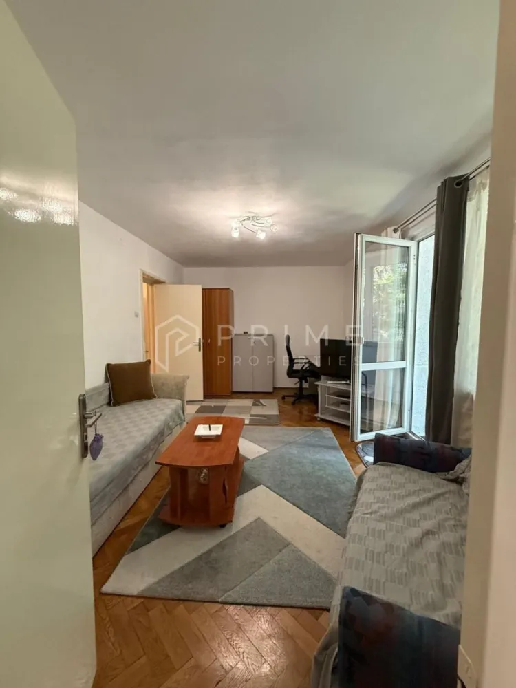 Apartament cu 3 camere decomandate- Ideal pentru studenti - Zona Tudor - Prime Properties vă prezintă, în exclusivitate, o locuință ideală pentru studenții care își doresc un mediu de studiu productiv, confort și o atmosferă primitoare. Situat în inima cartierului Tudor, pe strada Bucinului, acest apartament îmbină perfect funcționalitatea cu o locație strategică, excelent conectată la punctele de interes universitare și facilitățile urbane.

Caracteristici principale:

Compartimentare: Decomandat, oferind intimitate deplină fiecărui locatar.

Poziționare: Etajul 1 – acces extrem de facil și confort sporit.

Ambient: Un spațiu remarcabil de luminos și generos ca suprafață, care îți oferă instant sentimentul de „acasă”.

Eficiență: Izolația optimă și dotările imobilului asigură costuri de întreținere și facturi reduse, un avantaj considerabil pentru bugetul de student.

Conceput special pentru succesul tău academic:
Apartamentul a fost gândit în detaliu pentru a găzdui 3 studenți. Fiecare dintre cele trei camere oferă un sanctuar propriu de odihnă și studiu, fiind echipată cu:

Pat confortabil și spații de depozitare.

Birou individual generos, perfect organizat pentru sesiunile de examene sau proiecte.

Pregătit până la cel mai mic detaliu – Doar îți aduci hainele!
Proprietatea se închiriază complet mobilată și utilată modern, remarcându-se prin atenția la detalii. Pentru ca tranziția voastră să fie complet lipsită de griji, locuința este predată la cheie și complet echipată cu toate elementele necesare traiului zilnic:

Confort textil: Seturi complete de lenjerii fine și perne primitoare, pregătite pentru un somn odihnitor.

Echipare completă pentru gătit: O bucătărie utilată cu electrocasnice esențiale, dotată complet cu veselă elegantă, tacâmuri și accesorii pentru servirea mesei.

Promisiunea Prime Properties
La Prime Properties, fiecare tranzacție înseamnă mai mult decât o simplă achiziție sau închiriere – este un proces complet, în care colaborăm cu cei mai buni profesioniști: notari, avocați, evaluatori, specialiști în certificate energetice și consultanți de credite imobiliare. Astfel, atunci când alegi o proprietate prin noi, primești la pachet siguranță, transparență și servicii impecabile pe tot parcursul drumului tău către casa ideală.