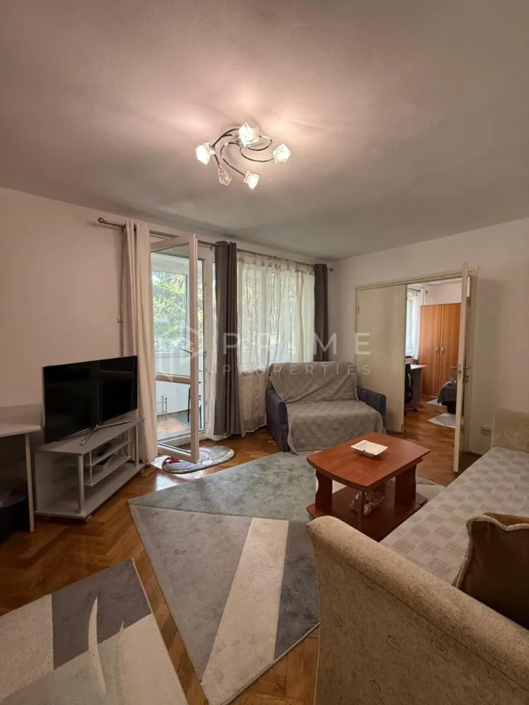 Apartament cu 3 camere decomandate- Ideal pentru studenti - Zona Tudor - Prime Properties vă prezintă, în exclusivitate, o locuință ideală pentru studenții care își doresc un mediu de studiu productiv, confort și o atmosferă primitoare. Situat în inima cartierului Tudor, pe strada Bucinului, acest apartament îmbină perfect funcționalitatea cu o locație strategică, excelent conectată la punctele de interes universitare și facilitățile urbane.

Caracteristici principale:

Compartimentare: Decomandat, oferind intimitate deplină fiecărui locatar.

Poziționare: Etajul 1 – acces extrem de facil și confort sporit.

Ambient: Un spațiu remarcabil de luminos și generos ca suprafață, care îți oferă instant sentimentul de „acasă”.

Eficiență: Izolația optimă și dotările imobilului asigură costuri de întreținere și facturi reduse, un avantaj considerabil pentru bugetul de student.

Conceput special pentru succesul tău academic:
Apartamentul a fost gândit în detaliu pentru a găzdui 3 studenți. Fiecare dintre cele trei camere oferă un sanctuar propriu de odihnă și studiu, fiind echipată cu:

Pat confortabil și spații de depozitare.

Birou individual generos, perfect organizat pentru sesiunile de examene sau proiecte.

Pregătit până la cel mai mic detaliu – Doar îți aduci hainele!
Proprietatea se închiriază complet mobilată și utilată modern, remarcându-se prin atenția la detalii. Pentru ca tranziția voastră să fie complet lipsită de griji, locuința este predată la cheie și complet echipată cu toate elementele necesare traiului zilnic:

Confort textil: Seturi complete de lenjerii fine și perne primitoare, pregătite pentru un somn odihnitor.

Echipare completă pentru gătit: O bucătărie utilată cu electrocasnice esențiale, dotată complet cu veselă elegantă, tacâmuri și accesorii pentru servirea mesei.

Promisiunea Prime Properties
La Prime Properties, fiecare tranzacție înseamnă mai mult decât o simplă achiziție sau închiriere – este un proces complet, în care colaborăm cu cei mai buni profesioniști: notari, avocați, evaluatori, specialiști în certificate energetice și consultanți de credite imobiliare. Astfel, atunci când alegi o proprietate prin noi, primești la pachet siguranță, transparență și servicii impecabile pe tot parcursul drumului tău către casa ideală.