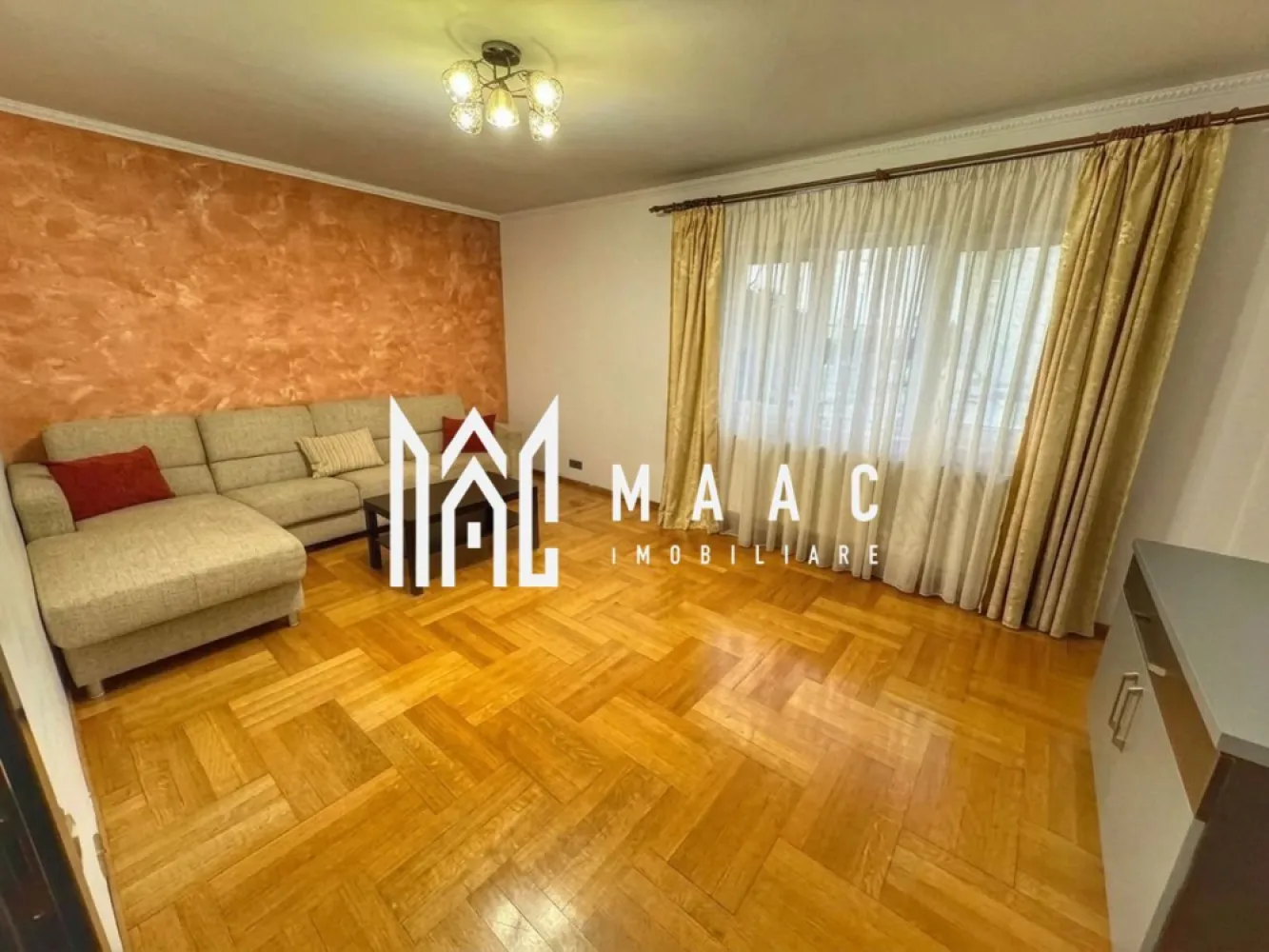Apartament | 2 camere | 60 MPU | Ștrand - MAAC Imobiliare vă propune spre închiriere un apartament cu 2 camere situat în cartierul Ștrand, una dintre cele mai apreciate si verzi zone ale orașului. Pozitionarea este ideală, imobilul aflându-se în imediata apropiere a Stadionului Municipal și la doar câteva minute de mers pe jos de Centrul Civic si parcul Sub Arini, oferind acces rapid către toate facilitățile urbane. Locuința este situată la etajul 1 și beneficiază de o compartimentare practică și finisaje moderne, fiind structurat astfel: Pozitionare: Etajul 1, ideal pentru acces facil si eficienta termica. Balcon tip Logie: perfect pentru depozitare sau amenajarea unui colț de relaxare indiferent de anotimp. Compartimentare: 2 camere bucătărie închisă baie hol de acces. Dotări: electrocasnice incluse (mașină de spălat, frigider, aragaz) și centrală termică proprie pentru un control optim al costurilor. Puncte de interes: În proximitate se află stații de transport in comun, magazine, școli și parcul Sub Arini pentru plimbări în aer liber. Pentru mai multe detalii sau programarea unei vizionări, vă rugăm să ne contactați și să menționați codul de identificare al proprietatii ID: CP3009176. }}