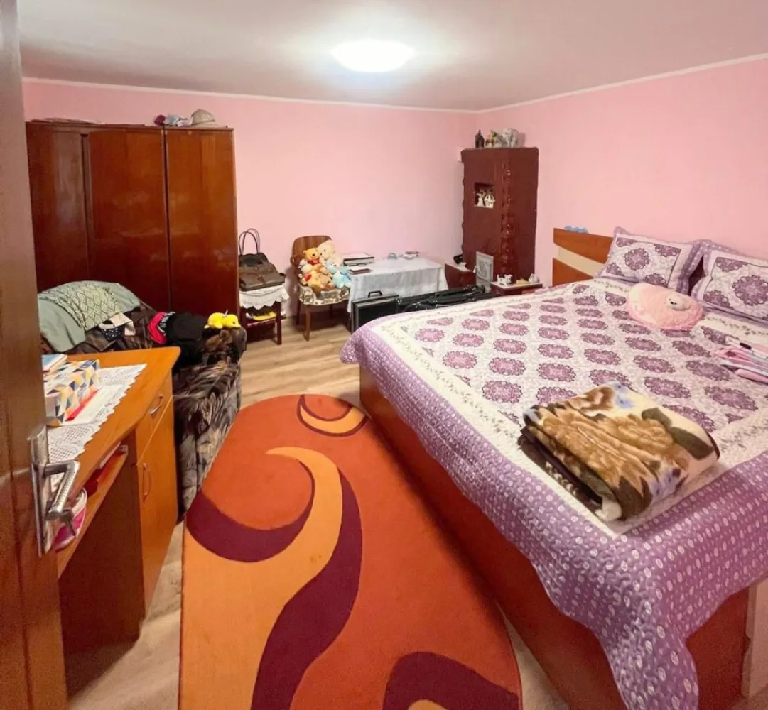 Casă individuală de vânzare în Braniștea - Teren 464 mp -76000 euro - Vă propunem spre vânzare o locuință individuală construită în anul 2012, situată în localitatea Braniștea, într-o zonă liniștită, ideală pentru familiile care își doresc confort, intimitate și apropierea de natură.

Casa este edificată din cărămidă Porotherm, beneficiază de o structură solidă și este acoperită cu tablă Lindab, materiale recunoscute pentru durabilitate și rezistență în timp.
Proprietatea este amplasată pe un teren de 464 mp și are o suprafață construită de 102 mp, fiind compartimentată practic și funcțional.

Compartimentare:
hol de acces;
living spațios și luminos;
2 dormitoare;
bucătărie;
baie.
Locuința oferă toate condițiile necesare pentru un trai confortabil:
construcție din cărămidă Porotherm;
acoperiș din tablă Lindab;
încălzire cu sobe de teracotă;
boiler pentru apă caldă;
fosă septică;
curte generoasă, cu multiple posibilități de amenajare.

Această proprietate reprezintă alegerea ideală atât pentru locuire permanentă, cât și pentru o casă de vacanță, oferind liniște, aer curat și un cadru plăcut de viață, la doar câteva minute de municipiul Galați.

Preț de tranzacționare: 76.000 Euro.
Pentru informații suplimentare și programarea unei vizionări:
Marian Ene - Director Vânzări -- MAG INVEST -- Telefon: 0740.949. 871 --