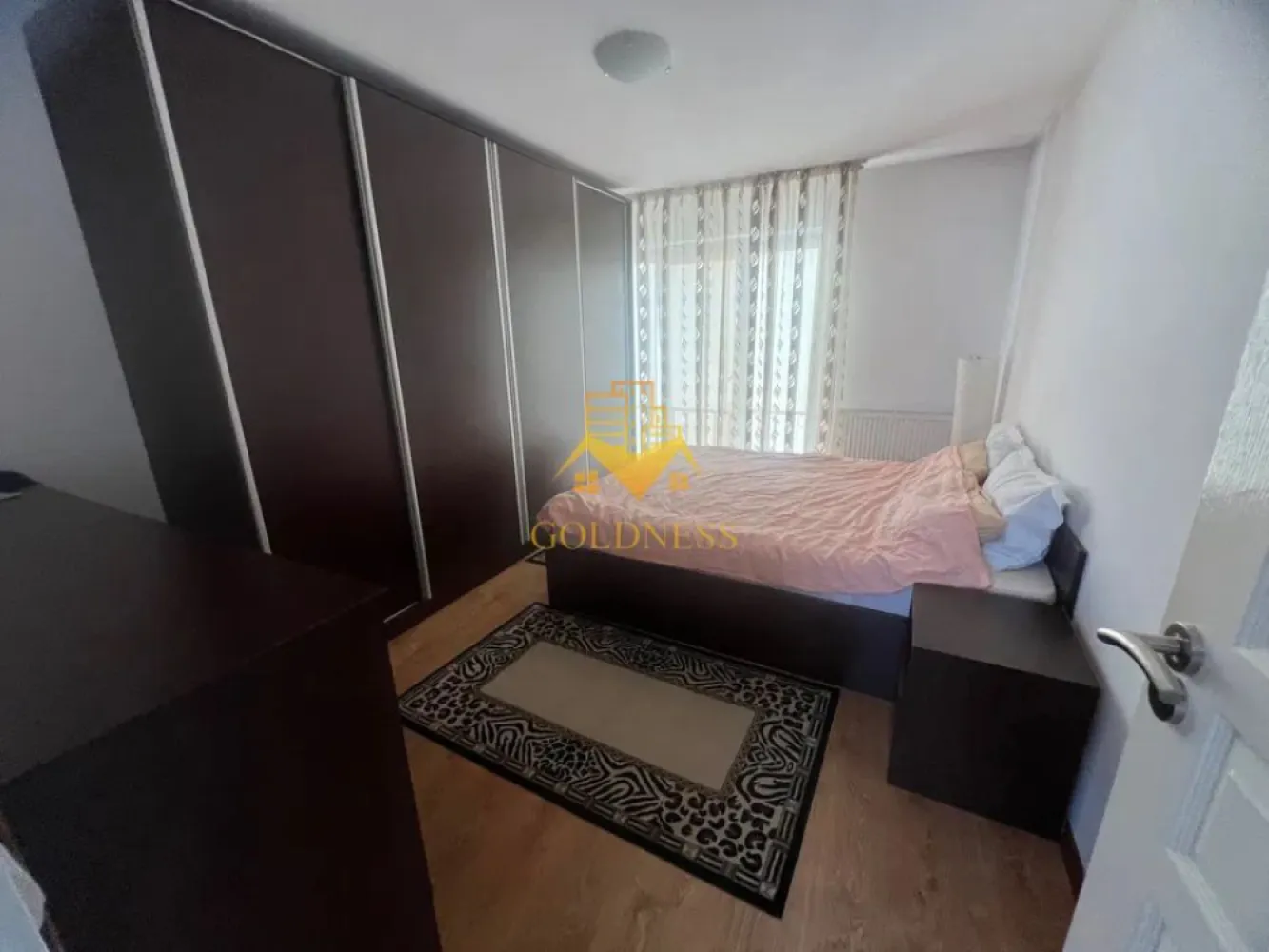 4 camere, Modern, Parcare, Zona Poligon Baza Sportiva, Floresti - GOLDNESS Imobiliare vă propune spre închiriere o casa cu 4 camere complet mobilat și utilat, situata în Floresti. Dispune de 4 locuri de parcare! Se află în apropierea stațiilor de transport în comun, magazine, restaurante, spații verzi, farmacii, etc. Apartamentul este compartimentat astfel: La parter: - living cu bucatarie open space complet utilată și mobilată, canapea extensibilă, loc de servit masa - baie cu cabina de dus, calorifer port prosop și dulap pentru depozitare. - curte proprie de 200 mp. La etaj: - doua dormitoare, cu pat single, birou, dulap pentru depozitare - dormitor cu pat matrimonial, dressing generos, noptiere - baie cu cada, calorifer port prosop si dula pentru depozitare. Imobilul este dotat cu toate cele necesare- centrală proprie, frigider, aragaz, hotă, mașină de spălat haine, etc. Dacă sunteți interesați de acest apartament și doriți să îl vizionați, dar și pentru alte oferte nu ezitați să ne contactați telefonic sau prin e-mail. Vă stăm la dispoziție! Pentru intermediere se percepe un comision de 50% din prețul chiriei! }}