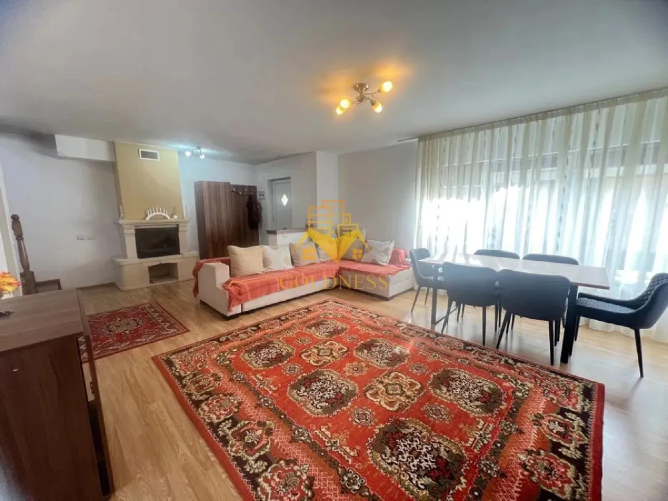 4 camere, Modern, Parcare, Zona Poligon Baza Sportiva, Floresti - GOLDNESS Imobiliare vă propune spre închiriere o casa cu 4 camere complet mobilat și utilat, situata în Floresti. Dispune de 4 locuri de parcare! Se află în apropierea stațiilor de transport în comun, magazine, restaurante, spații verzi, farmacii, etc. Apartamentul este compartimentat astfel: La parter: - living cu bucatarie open space complet utilată și mobilată, canapea extensibilă, loc de servit masa - baie cu cabina de dus, calorifer port prosop și dulap pentru depozitare. - curte proprie de 200 mp. La etaj: - doua dormitoare, cu pat single, birou, dulap pentru depozitare - dormitor cu pat matrimonial, dressing generos, noptiere - baie cu cada, calorifer port prosop si dula pentru depozitare. Imobilul este dotat cu toate cele necesare- centrală proprie, frigider, aragaz, hotă, mașină de spălat haine, etc. Dacă sunteți interesați de acest apartament și doriți să îl vizionați, dar și pentru alte oferte nu ezitați să ne contactați telefonic sau prin e-mail. Vă stăm la dispoziție! Pentru intermediere se percepe un comision de 50% din prețul chiriei! }}