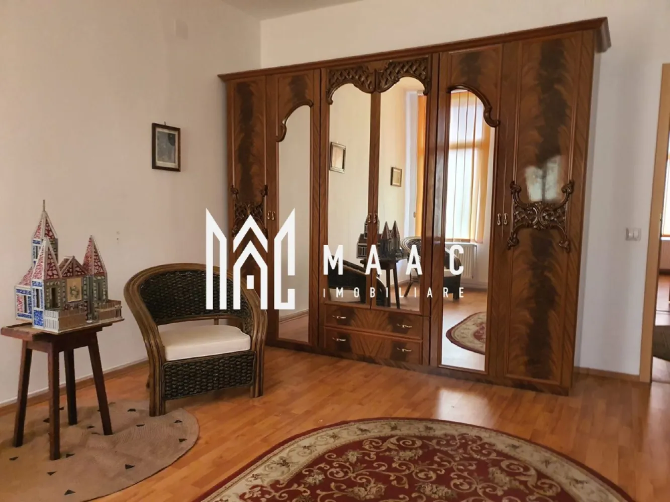 Apartament 4 camere | 95 mp utili | Grădină proprie | Parcare privată | Șelimbăr - MAAC Imobiliare vă propune spre vânzare un apartament spațios cu 4 camere, situat în Șelimbăr, proprietate privata cu doar două blocuri, acces securizat cu barieră, ideal pentru familiile care își doresc liniște și intimitate. Detalii proprietate Suprafață utilă: 95 mp Etaj: 2 Un singur apartament pe nivel Compartimentare: decomandată Living generos cu bucătărie open space 3 dormitoare foarte spațioase Hol + debara 2 băi 2 balcoane (unul închis cu termopan) 2 locuri de parcare Avantaje Zonă foarte liniștită Intimitate sporită (un singur apartament pe nivel) Acces privat securizat cu barieră Două locuri de parcare Ideal pentru familii GRADINA PROPRIE APROX 60 MP - ACTE CONFORME Apartamentul se vinde mobilat și se află într-o stare foarte bună. Necesită un update estetic minor, în funcție de preferințele noului proprietar. 📞 Contactează-ne pentru mai multe detalii sau pentru a programa o vizionare! }}
