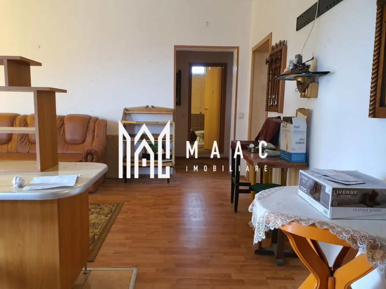 Apartament 4 camere | 95 mp utili | Grădină proprie | Parcare privată | Șelimbăr - MAAC Imobiliare vă propune spre vânzare un apartament spațios cu 4 camere, situat în Șelimbăr, proprietate privata cu doar două blocuri, acces securizat cu barieră, ideal pentru familiile care își doresc liniște și intimitate. Detalii proprietate Suprafață utilă: 95 mp Etaj: 2 Un singur apartament pe nivel Compartimentare: decomandată Living generos cu bucătărie open space 3 dormitoare foarte spațioase Hol + debara 2 băi 2 balcoane (unul închis cu termopan) 2 locuri de parcare Avantaje Zonă foarte liniștită Intimitate sporită (un singur apartament pe nivel) Acces privat securizat cu barieră Două locuri de parcare Ideal pentru familii GRADINA PROPRIE APROX 60 MP - ACTE CONFORME Apartamentul se vinde mobilat și se află într-o stare foarte bună. Necesită un update estetic minor, în funcție de preferințele noului proprietar. 📞 Contactează-ne pentru mai multe detalii sau pentru a programa o vizionare! }}