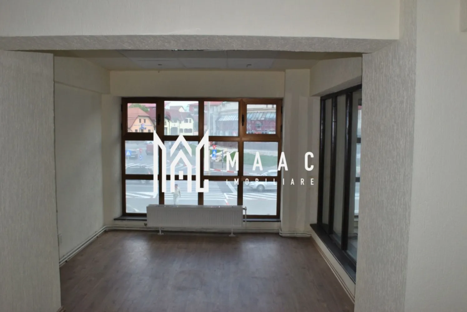 Spațiu de Birouri | 232 MPU | Turnișor - MAAC Imobiliare vă propune spre vânzare un spațiu de birouri generos și versatil, situat într-o locație strategică la stradă, în cartierul Turnișor. Proprietatea este poziționată chiar la strada principală, într-o zonă cu vad comercial excelent, ceea ce asigura o vizibilitate maximă și o oportunitate de investiție remarcabilă. Spațiul dispune de o suprafață utilă totală de 232 mp, fiind compartimentat inteligent pentru a răspunde nevoilor unei companii moderne sau pentru a fi utilizat ca sediu reprezentativ. Compartimentare: 8 camere individuale ce pot fi utilizate ca birouri operative, săli de ședință sau cabinete private, oferind flexibilitate totală în reamenajare. Zona de Recepție: Un hol central spațios de 15 mp, ideal pentru primirea vizitatorilor și crearea unei prime impresii profesionale. Facilități Sanitare: 1 grup sanitar complet dotat, poziționat optim pentru a deservi întregul spațiu. Spatii Auxiliare: Zone dedicate pentru depozitare sau arhivare, esențiale pentru managementul documentelor și organizarea administrativă. Balcon tip Logie: Un spațiu exterior integrat, util pentru momentele de recreere. În imediata proximitate se găsesc numeroase instituții bancare, supermarketuri, stații de transport în comun și acces facil către Zona Industrială de Vest și Aeroportul International Sibiu. Proprietatea reprezinta o alegere excelenta atat pentru o companie care îsi dorește un sediu propriu impunător, cât și pentru un investitor care vizează randamente sigure din închiriere către clinici, hub-uri IT sau firme de consultanță. Pentru mai multe detalii sau pentru a programa o vizionare , vă rugăm să ne contactați menționând codul de identificare al proprietății ID:CP3009394. }}