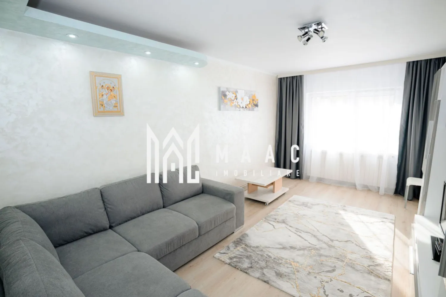 APARTAMENT 2 CAMERE DE INCHIRIAT| CENTRU| CENTRALA PROPRIE - De închiriat apartament 2 camere – zonă centrală, Strada Gib Mihăescu, Râmnicu Vâlcea Se oferă spre închiriere apartament cu 2 camere, situat la etajul 1 al unui imobil din zona centrală, pe Strada Gib Mihăescu – o locație liniștită și foarte aproape de principalele puncte de interes ale orașului. ✨ Apartamentul este complet renovat și se află la prima închiriere. Totul este nou, modern și amenajat cu atenție la detalii. Dispune de: Living luminos și spațios Dormitor confortabil Bucătărie complet utilată Baie modernă Balcon generos 🔑 Se închiriază mobilat și utilat complet, disponibil imediat, gata pentru mutare. Electrocasnice: plită, hotă, cuptor, frigider, mașină de spălat rufe, TV 📆 Se închiriază pe o perioadă minimă de 1 an. 🚫 Nu se acceptă animale de companie, si nici familie cu copii mici. 💰 Preț: 400 € / lună 💵 Garanție: 500 € 📞 Pentru mai multe detalii sau vizionări: Maac Imobiliare - CP2811919 }}