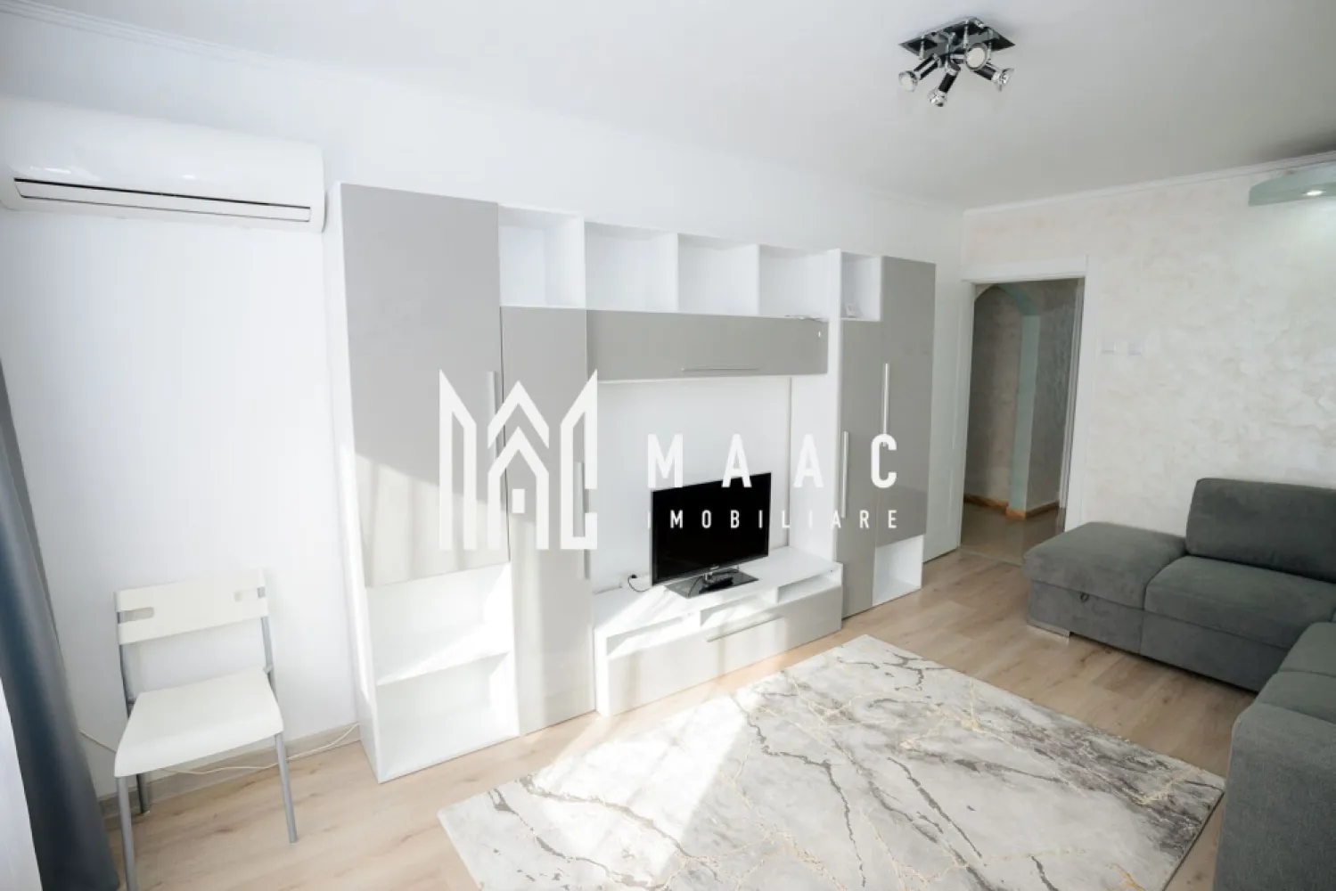 APARTAMENT 2 CAMERE DE INCHIRIAT| CENTRU| CENTRALA PROPRIE - De închiriat apartament 2 camere – zonă centrală, Strada Gib Mihăescu, Râmnicu Vâlcea Se oferă spre închiriere apartament cu 2 camere, situat la etajul 1 al unui imobil din zona centrală, pe Strada Gib Mihăescu – o locație liniștită și foarte aproape de principalele puncte de interes ale orașului. ✨ Apartamentul este complet renovat și se află la prima închiriere. Totul este nou, modern și amenajat cu atenție la detalii. Dispune de: Living luminos și spațios Dormitor confortabil Bucătărie complet utilată Baie modernă Balcon generos 🔑 Se închiriază mobilat și utilat complet, disponibil imediat, gata pentru mutare. Electrocasnice: plită, hotă, cuptor, frigider, mașină de spălat rufe, TV 📆 Se închiriază pe o perioadă minimă de 1 an. 🚫 Nu se acceptă animale de companie, si nici familie cu copii mici. 💰 Preț: 400 € / lună 💵 Garanție: 500 € 📞 Pentru mai multe detalii sau vizionări: Maac Imobiliare - CP2811919 }}