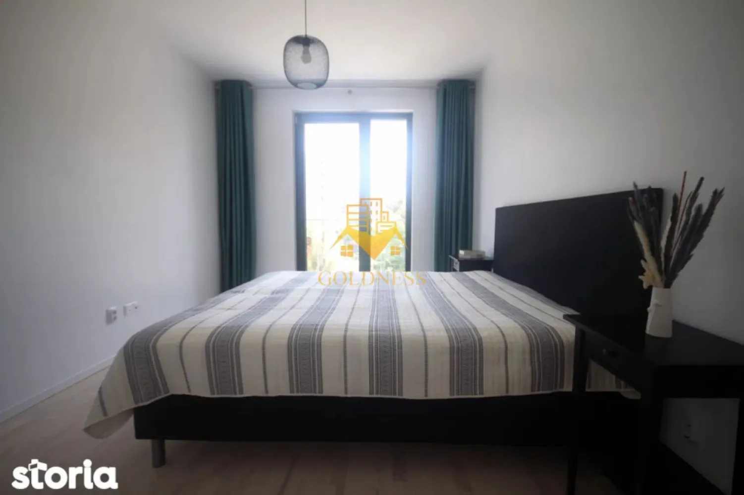 2 camere, premium, AC, garaj, bloc nou, Plopilor zona parcul Rozelor - GOLDNESS Imobiliare vă propune spre închiriere un apartament cu 2 camere open space, complet mobilat și utilat, la etajul 3 într-un imobil de etaje 10, în cartierul Plopilor. Apartamentul este compartimentat astfel: - dormitor cu pat matrimonial, dulap pentru haine, noptiere, TV - living cu bucatarie open-space bucătăria complet utilată, canapea extensibla, loc de servit masa, - baie cu cabina de dus, calorifer port prosop inox și dulap pentru depozitare. - terasa de 12 mp. Ansamblul detine cea mai mare gradina privata din oras (10.000 mp), privelistea oferind relaxarea necesara fiind departe de zgomotul strazii principale. Se află în apropierea stațiilor de transport în comun, magazine, restaurante, spații verzi, farmacii, etc. Dacă sunteți interesați de acest apartament și doriți să îl vizionați, dar și pentru alte oferte sau detalii nu ezitați să ne contactați telefonic sau prin e-mail - goldnessimobiliare@gmail.com. Vă stăm la dispoziție! }}