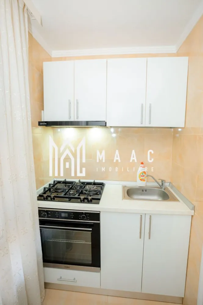 APARTAMENT 2 CAMERE DE INCHIRIAT| CENTRU| CENTRALA PROPRIE - De închiriat apartament 2 camere – zonă centrală, Strada Gib Mihăescu, Râmnicu Vâlcea Se oferă spre închiriere apartament cu 2 camere, situat la etajul 1 al unui imobil din zona centrală, pe Strada Gib Mihăescu – o locație liniștită și foarte aproape de principalele puncte de interes ale orașului. ✨ Apartamentul este complet renovat și se află la prima închiriere. Totul este nou, modern și amenajat cu atenție la detalii. Dispune de: Living luminos și spațios Dormitor confortabil Bucătărie complet utilată Baie modernă Balcon generos 🔑 Se închiriază mobilat și utilat complet, disponibil imediat, gata pentru mutare. Electrocasnice: plită, hotă, cuptor, frigider, mașină de spălat rufe, TV 📆 Se închiriază pe o perioadă minimă de 1 an. 🚫 Nu se acceptă animale de companie, si nici familie cu copii mici. 💰 Preț: 400 € / lună 💵 Garanție: 500 € 📞 Pentru mai multe detalii sau vizionări: Maac Imobiliare - CP2811919 }}