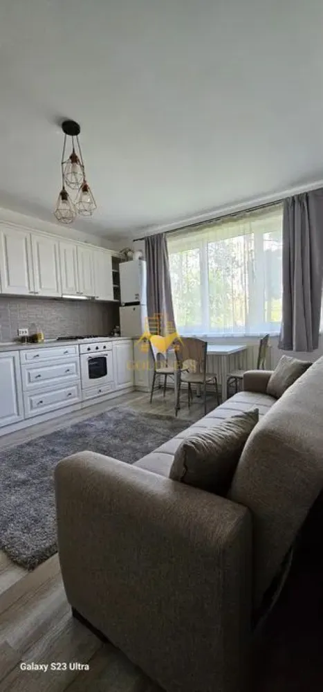 3 camere, 1/4, modern, parcare, Gheorgheni Zona Iulius Mall, FSEGA - GOLDNESS Imobiliare vă propune spre închiriere un apartament cu 3 camere complet mobilat și utilat, la etajul 1 într-un imobil de 4 etaje, în Cartierul Gheorgheni. Se poate inchiria parcare cu 50 euro! Se află în apropierea stațiilor de transport în comun, magazine, restaurante, spații verzi, farmacii, etc. Apartamentul este compartimentat astfel: - dormitor cu pat matrimonial, dressing, noptiere - dormitor cu pat matrimonial, dulap pentru haine, noptiere - living cu bucatarie open space complet utilată și mobilată, canapea extensibilă, loc de servit masa - baie cu cabina de dus, calorifer port prosop și dulap pentru depozitare. - balcon de 4 mp. Imobilul este dotat cu toate cele necesare- centrală proprie, frigider, aragaz, hotă, mașină de spălat haine, etc. Dacă sunteți interesați de acest apartament și doriți să îl vizionați, dar și pentru alte oferte nu ezitați să ne contactați telefonic sau prin e-mail. Vă stăm la dispoziție! Pentru intermediere se percepe un comision de 50% din prețul chiriei!