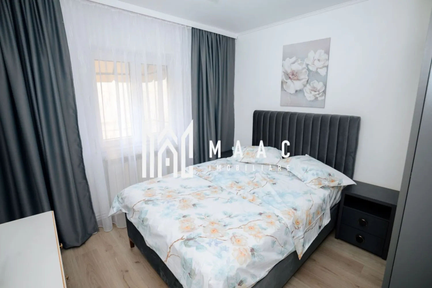APARTAMENT 2 CAMERE DE INCHIRIAT| CENTRU| CENTRALA PROPRIE - De închiriat apartament 2 camere – zonă centrală, Strada Gib Mihăescu, Râmnicu Vâlcea Se oferă spre închiriere apartament cu 2 camere, situat la etajul 1 al unui imobil din zona centrală, pe Strada Gib Mihăescu – o locație liniștită și foarte aproape de principalele puncte de interes ale orașului. ✨ Apartamentul este complet renovat și se află la prima închiriere. Totul este nou, modern și amenajat cu atenție la detalii. Dispune de: Living luminos și spațios Dormitor confortabil Bucătărie complet utilată Baie modernă Balcon generos 🔑 Se închiriază mobilat și utilat complet, disponibil imediat, gata pentru mutare. Electrocasnice: plită, hotă, cuptor, frigider, mașină de spălat rufe, TV 📆 Se închiriază pe o perioadă minimă de 1 an. 🚫 Nu se acceptă animale de companie, si nici familie cu copii mici. 💰 Preț: 400 € / lună 💵 Garanție: 500 € 📞 Pentru mai multe detalii sau vizionări: Maac Imobiliare - CP2811919 }}