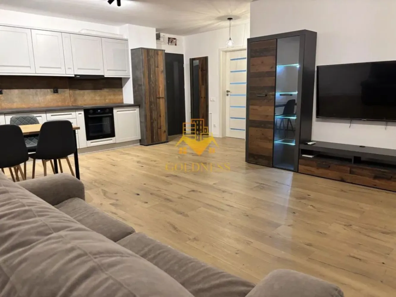 2 camere, premium, bloc nou, Marasti, The Nest, The Ofiice, 21 Dec - GOLDNESS Imobiliare vă propune spre închiriere un apartament cu 2 camere complet mobilat și utilat, la etajul 4 într-un imobil de 7 etaje, în cartierul Marasti. Apartamentul este compartimentat astfel: - dormitor cu pat matrimonial, dressing, noptiere - living cu bucatarie open-space complet utilată, canapea extensibla, loc de servit masa - baie cu cabina de dus, calorifer port prosop inox și dulap pentru depozitare. - terasa de 10 mp. Imobilul este dotat cu toate cele necesare- centrală proprie, mașină de spălat haine, frigider, plită electrică, hotă, TV, etc. Se află în apropierea stațiilor de transport în comun, magazine, restaurante, spații verzi, farmacii, etc. Dispune de parcare subterana inclusa in pret! Dacă sunteți interesați de acest apartament și doriți să îl vizionați, dar și pentru alte oferte sau detalii nu ezitați să ne contactați telefonic sau prin e-mail - goldnessimobiliare@gmail.com. Vă stăm la dispoziție!