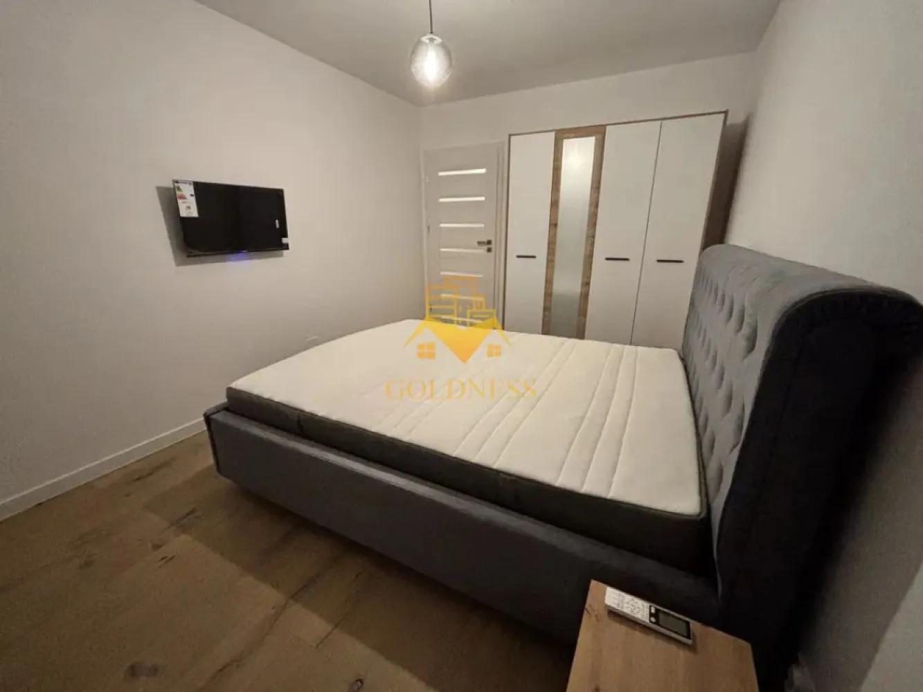 2 camere, premium, bloc nou, Marasti, The Nest, The Ofiice, 21 Dec - GOLDNESS Imobiliare vă propune spre închiriere un apartament cu 2 camere complet mobilat și utilat, la etajul 4 într-un imobil de 7 etaje, în cartierul Marasti. Apartamentul este compartimentat astfel: - dormitor cu pat matrimonial, dressing, noptiere - living cu bucatarie open-space complet utilată, canapea extensibla, loc de servit masa - baie cu cabina de dus, calorifer port prosop inox și dulap pentru depozitare. - terasa de 10 mp. Imobilul este dotat cu toate cele necesare- centrală proprie, mașină de spălat haine, frigider, plită electrică, hotă, TV, etc. Se află în apropierea stațiilor de transport în comun, magazine, restaurante, spații verzi, farmacii, etc. Dispune de parcare subterana inclusa in pret! Dacă sunteți interesați de acest apartament și doriți să îl vizionați, dar și pentru alte oferte sau detalii nu ezitați să ne contactați telefonic sau prin e-mail - goldnessimobiliare@gmail.com. Vă stăm la dispoziție! }}