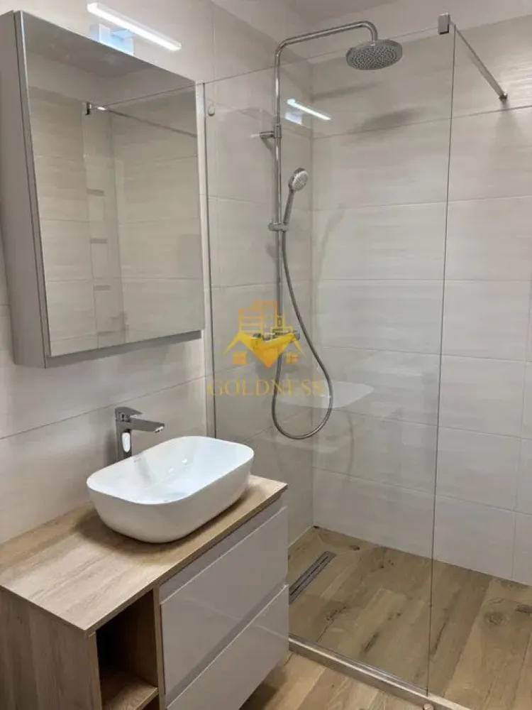 2 camere, premium, bloc nou, Marasti, The Nest, The Ofiice, 21 Dec - GOLDNESS Imobiliare vă propune spre închiriere un apartament cu 2 camere complet mobilat și utilat, la etajul 4 într-un imobil de 7 etaje, în cartierul Marasti. Apartamentul este compartimentat astfel: - dormitor cu pat matrimonial, dressing, noptiere - living cu bucatarie open-space complet utilată, canapea extensibla, loc de servit masa - baie cu cabina de dus, calorifer port prosop inox și dulap pentru depozitare. - terasa de 10 mp. Imobilul este dotat cu toate cele necesare- centrală proprie, mașină de spălat haine, frigider, plită electrică, hotă, TV, etc. Se află în apropierea stațiilor de transport în comun, magazine, restaurante, spații verzi, farmacii, etc. Dispune de parcare subterana inclusa in pret! Dacă sunteți interesați de acest apartament și doriți să îl vizionați, dar și pentru alte oferte sau detalii nu ezitați să ne contactați telefonic sau prin e-mail - goldnessimobiliare@gmail.com. Vă stăm la dispoziție! }}