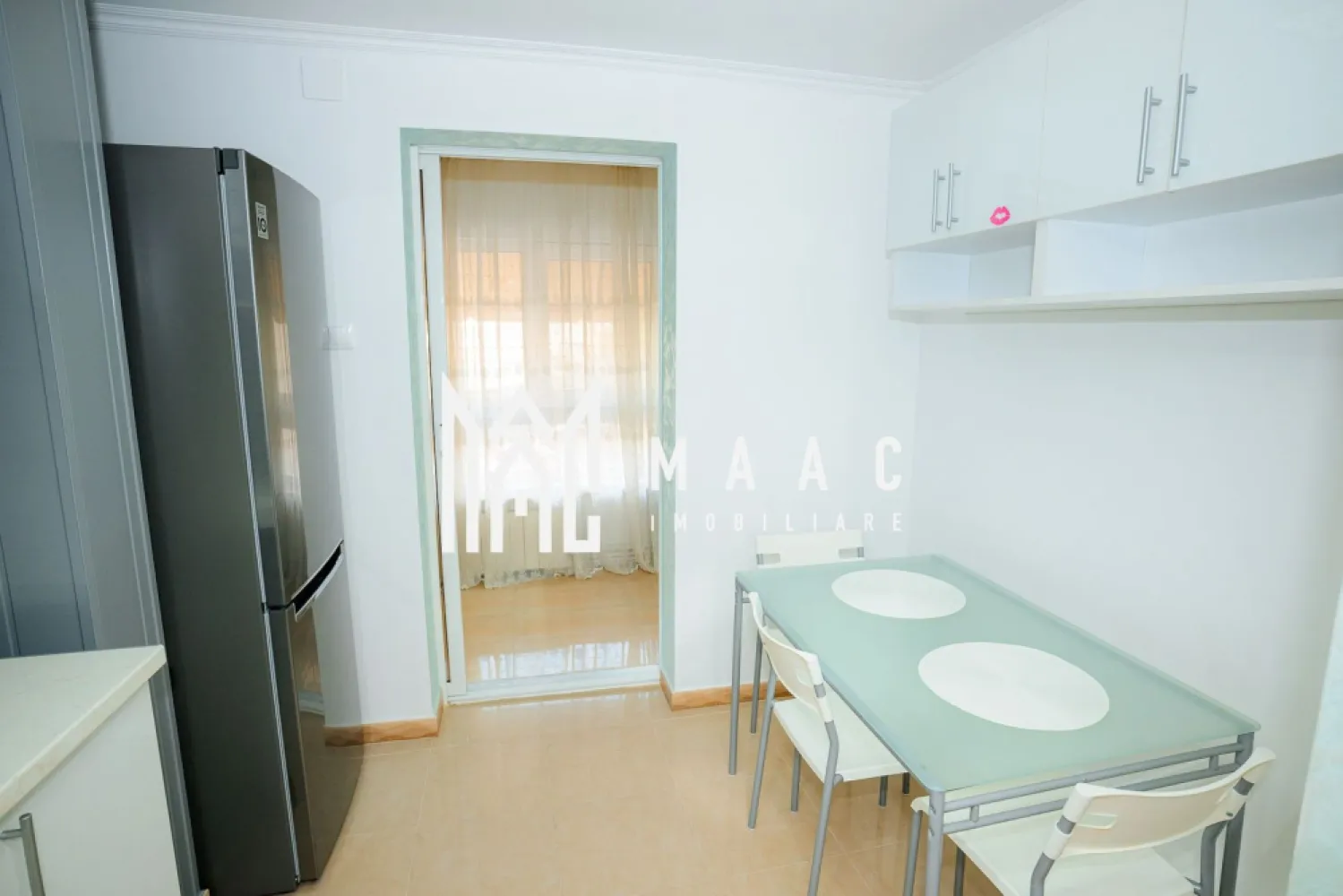 APARTAMENT 2 CAMERE DE INCHIRIAT| CENTRU| CENTRALA PROPRIE - De închiriat apartament 2 camere – zonă centrală, Strada Gib Mihăescu, Râmnicu Vâlcea Se oferă spre închiriere apartament cu 2 camere, situat la etajul 1 al unui imobil din zona centrală, pe Strada Gib Mihăescu – o locație liniștită și foarte aproape de principalele puncte de interes ale orașului. ✨ Apartamentul este complet renovat și se află la prima închiriere. Totul este nou, modern și amenajat cu atenție la detalii. Dispune de: Living luminos și spațios Dormitor confortabil Bucătărie complet utilată Baie modernă Balcon generos 🔑 Se închiriază mobilat și utilat complet, disponibil imediat, gata pentru mutare. Electrocasnice: plită, hotă, cuptor, frigider, mașină de spălat rufe, TV 📆 Se închiriază pe o perioadă minimă de 1 an. 🚫 Nu se acceptă animale de companie, si nici familie cu copii mici. 💰 Preț: 400 € / lună 💵 Garanție: 500 € 📞 Pentru mai multe detalii sau vizionări: Maac Imobiliare - CP2811919 }}