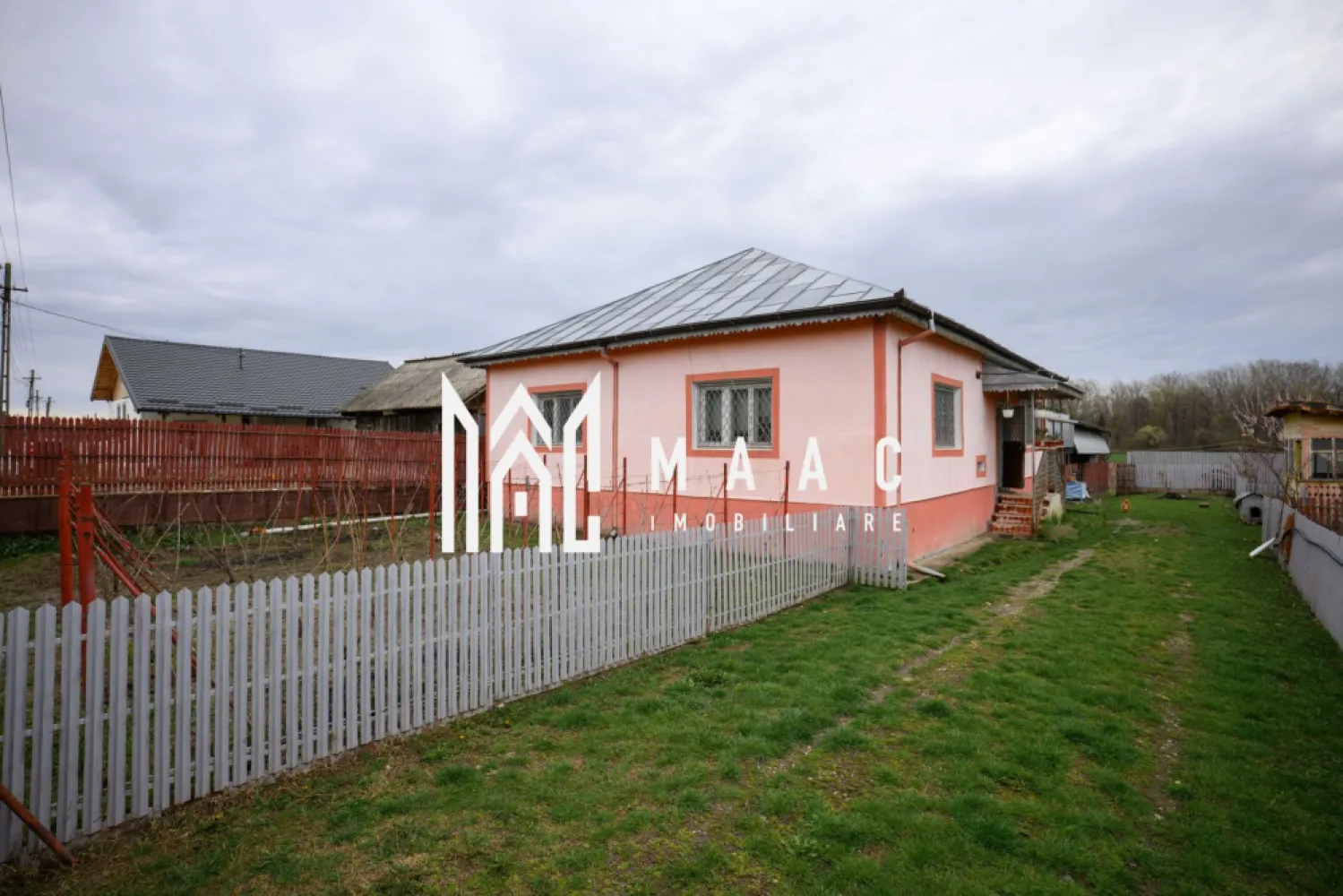 CASA DE VANZARE| 2087 MP TEREN| COMUNA FARTATESTI| - Casă de vânzare Giulești (Fârtățești) – la DN 67B, stradal, curte spațioasă, anexe, beci, acoperiș schimbat Agenția MAAC Imobiliare vă propune spre vânzare o casă construită în anul 1995, situată într-o zonă liniștită, ideală pentru locuit sau relaxare. Locuința este realizată din boltari de ciment și izolată exterior cu polistiren de 10 cm, oferind un bun confort termic. Acoperișul este din tablă, schimbată recent, ceea ce asigură o bună protecție și durabilitate în timp. Compartimentarea este practică și cuprinde: 2 camere, baie, bucătărie, debara, hol și o sală la intrare. Sub casă se află un beci spațios, perfect pentru depozitarea butoaielor cu vin și a proviziilor pentru iarnă. Proprietatea dispune de o curte generoasă, împrejmuită, cu viță de vie și mai multe anexe utile: -pătul pentru depozitare -spațiu destinat atelierului -2 magazii -fântână proprie, amenajată într-un foișor Casa se vinde mobilată sau parțial mobilată, în funcție de preferințe. Încălzirea se realizează prin centrală pe lemne, iar suplimentar există și o sobă care deservește cele două camere. Utilități: electricitate canalizare boiler pentru apă caldă la baie rețeaua de gaze este în curs de extindere în zonă În apropiere, la mai puțin de 1 km, se găsesc mai multe marketuri și magazine de proximitate, inclusiv farmacie. De asemenea, există stație pentru mijloacele de transport în comun, cu legături către Râmnicu Vâlcea (aprox. 63 km) și Craiova (aprox. 50 km). Proprietatea este potrivită atât pentru locuință permanentă, cât și pentru casă de vacanță. Pentru mai multe detalii sau programarea unei vizionări, vă rugăm să contactați Agenția MAAC Imobiliare.