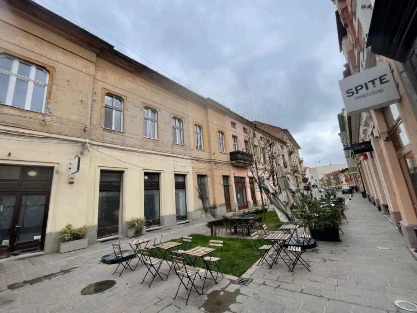 Ap 2 cam, 62 mp –ultracentral(str Aurel Lazar), lângă pietonala Oradea - Vă prezentăm spre vânzare un apartament deosebit in suprafata utila de 62 mp, situat într-una dintre cele mai dorite zone ale orașului Oradea – la doar câțiva metri de zona pietonală, dar ferit de agitație, pe o stradă liniștită. Această proprietate îmbină perfect avantajele unei locații ultracentrale cu intimitatea și confortul unei zone retrase, fiind ideală atât pentru locuit, cât și pentru investiție. Compartimentare: 2 camere luminoase, cu vedere către strada principală bucătărie spațioasă, ideală pentru amenajare modernă 2 băi hol generos boxă la subsol (~4 mp), utilă pentru depozitare Poziționarea în zona zero a orașului oferă acces imediat la cele mai apreciate restaurante, cafenele, obiective culturale și zone de promenadă. Un avantaj major îl reprezintă faptul că imobilul urmează să beneficieze de renovare completă, costurile fiind deja acoperite — viitorul proprietar se va bucura de beneficiile modernizării fără investiții suplimentare. Această proprietate reprezintă o oportunitate rară de a achiziționa un apartament într-o locație premium, cu potențial excelent de valorizare. 💰 Preț: 138.500 € (negociabil) Contact: Sorin Gligor Tel: 0731290032 }}